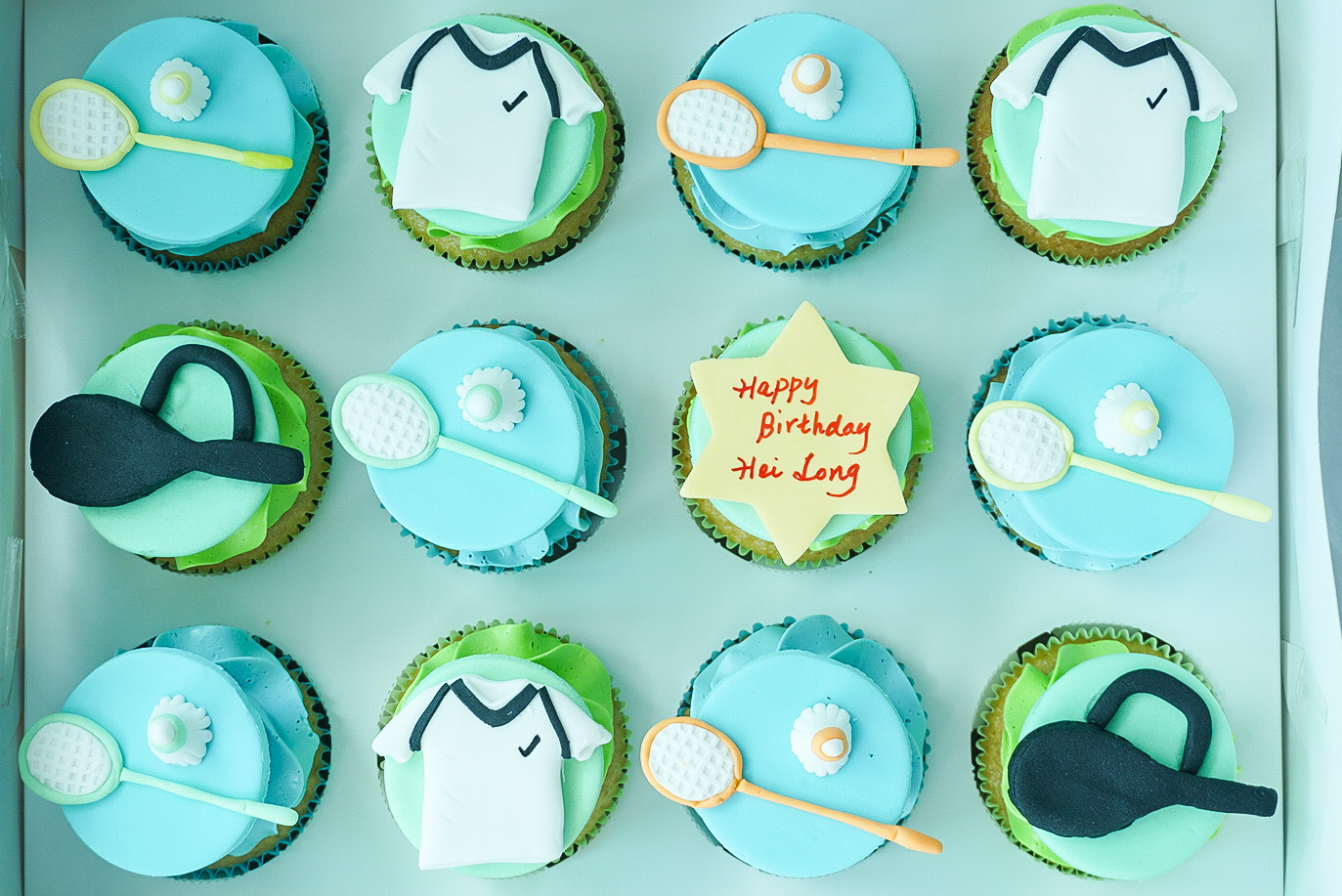 羽毛球糖皮奶油霜杯子蛋糕