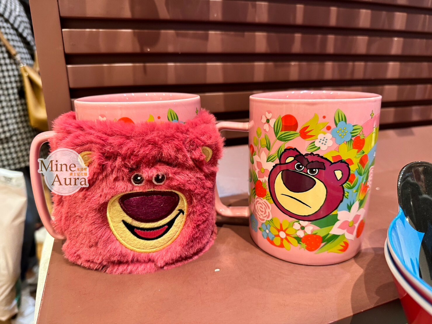 熊抱哥 Lotso 馬克杯+絨毛杯套組 水杯 玩具總動員 Toy Story -香港迪士尼樂園