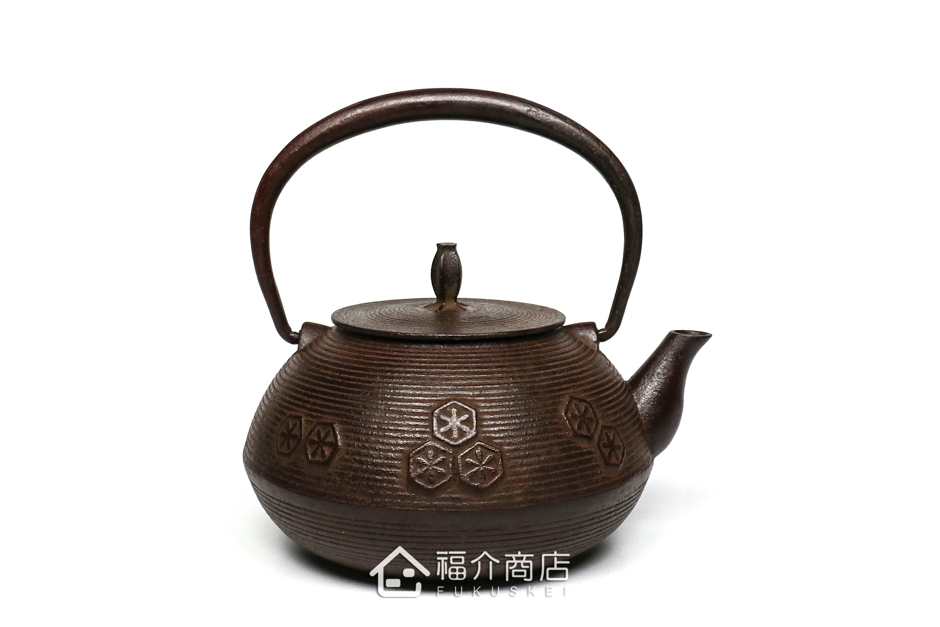 佐藤勝久所製作的日本鐵壺,壺身設計糸目龜甲圖紋