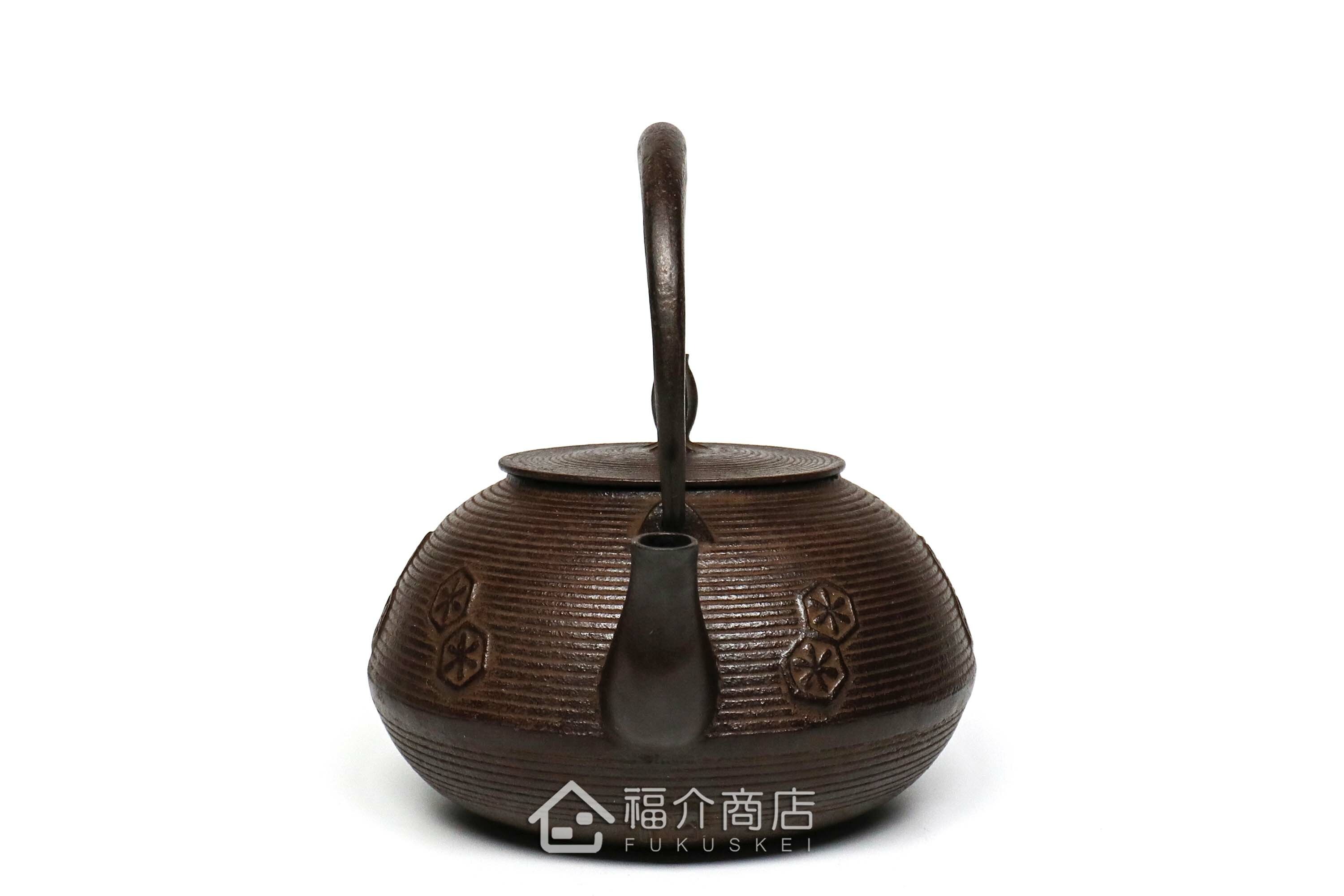 佐藤勝久所製作的日本鐵壺,壺身設計糸目龜甲圖紋