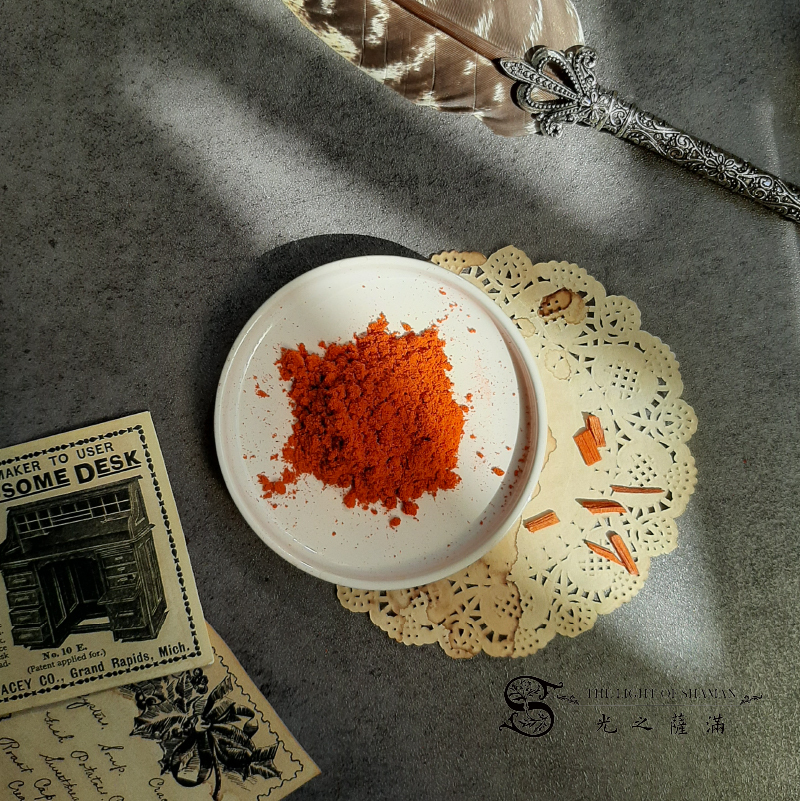 檀香印度產 紅檀香粉 14g紅檀香粉散發出濃郁溫暖且木質的香氣適合冥想和瑜珈營造寧靜和祥和的氛圍－光之薩滿