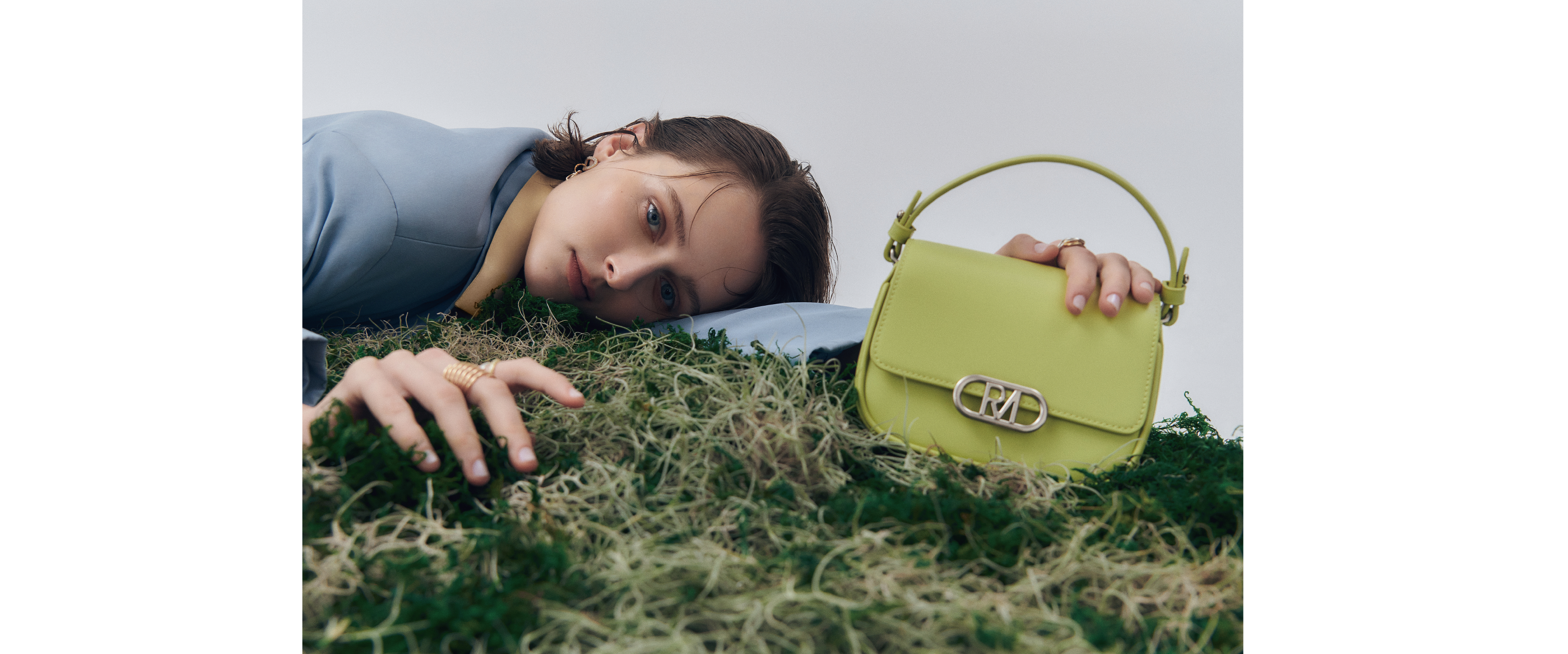 以沁人心脾的大地氣息為靈感，禮盒呈現白淨溫潤的設計