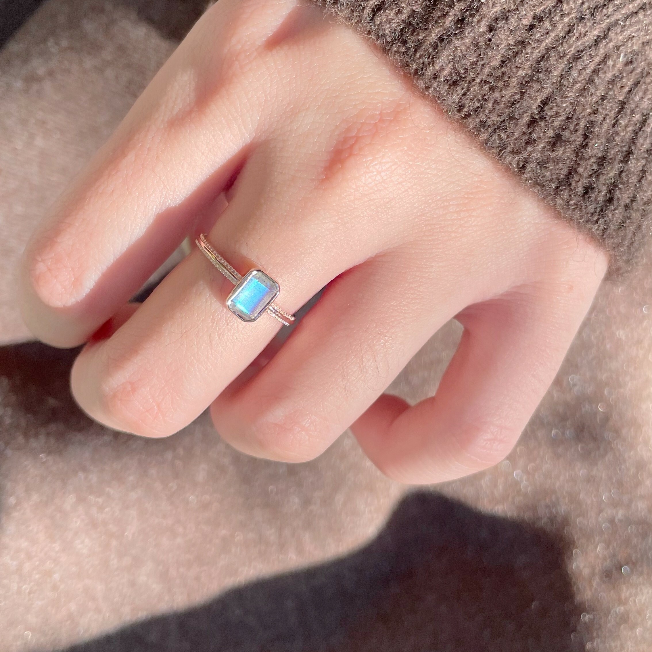 Emerald cut拉長石雙滾邊戒指