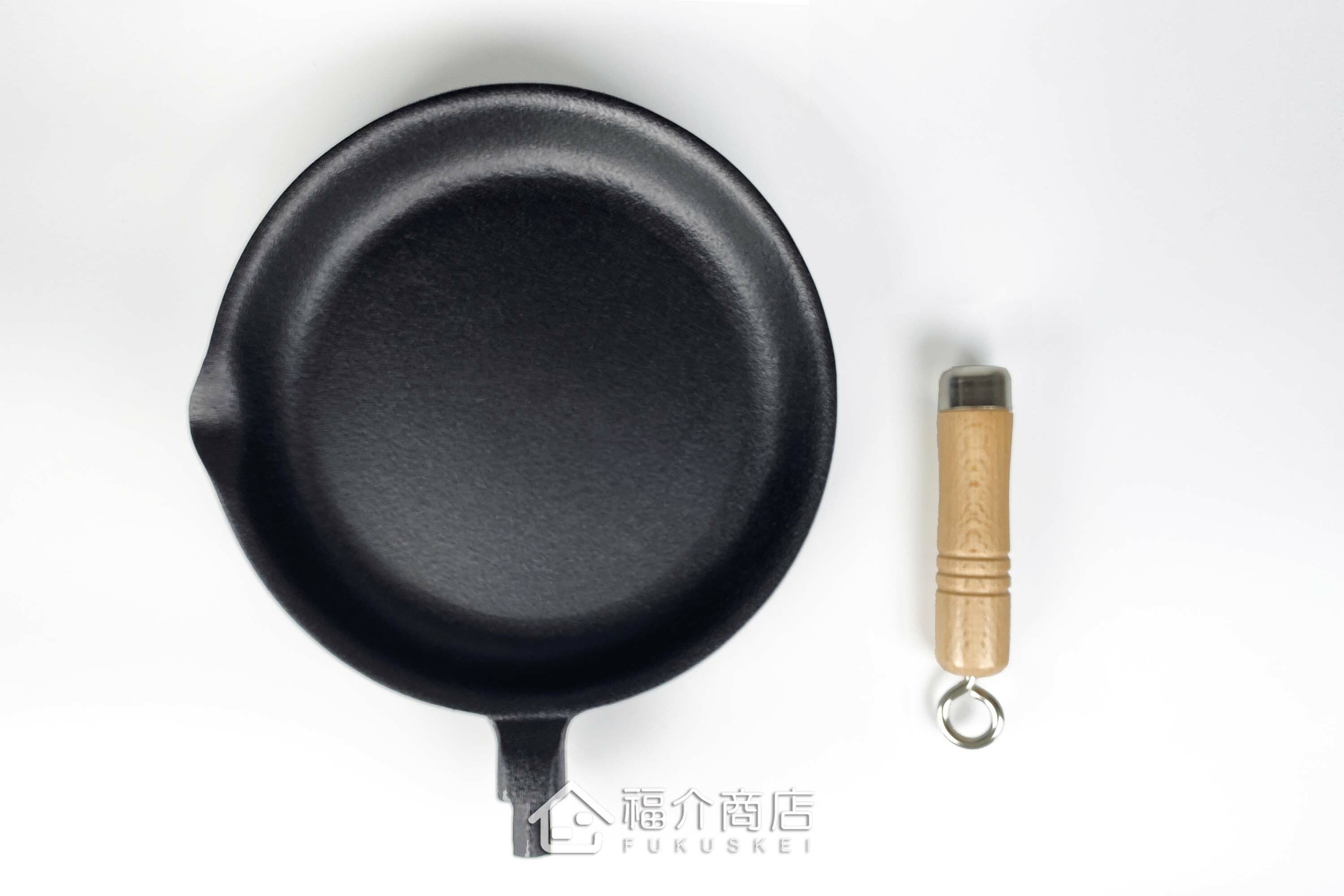 煎煮用的黑色鑄鐵平底鍋