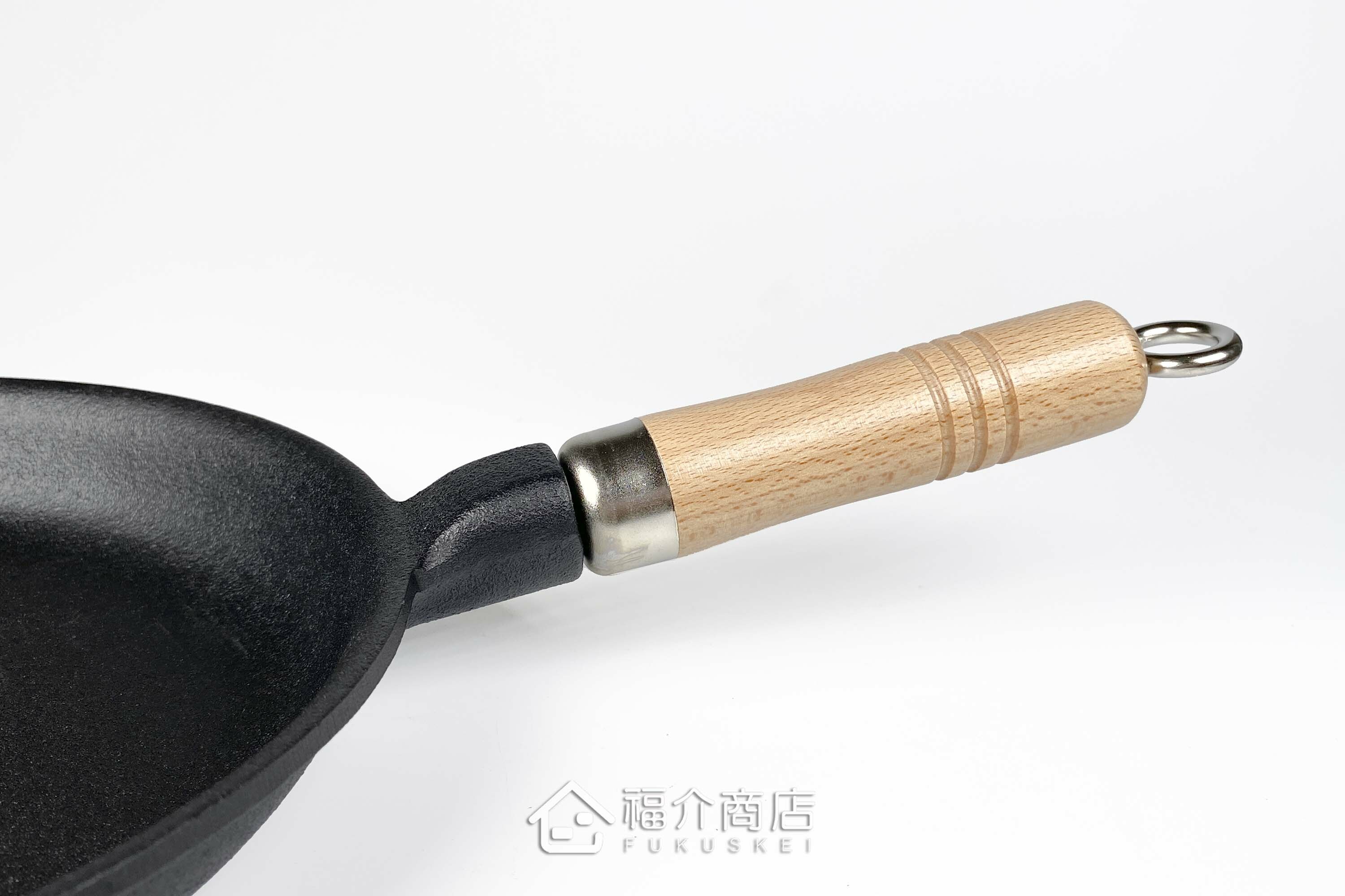 煎煮用的黑色鑄鐵平底鍋