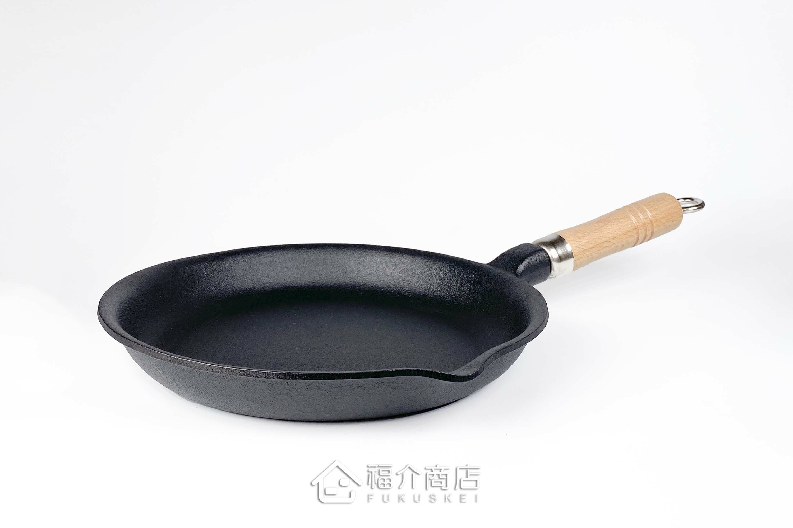 煎煮用的黑色鑄鐵平底鍋