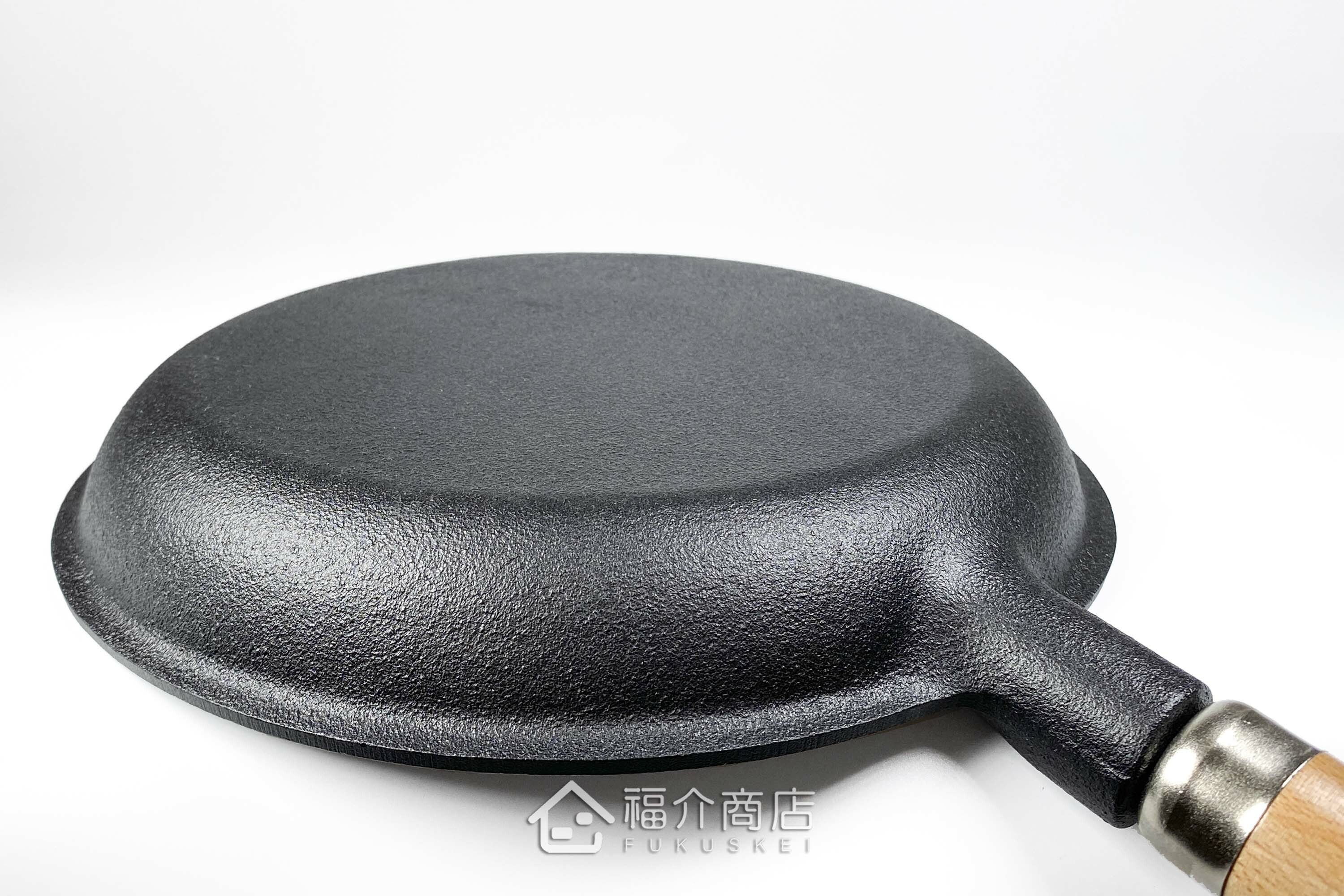 煎煮用的黑色鑄鐵平底鍋