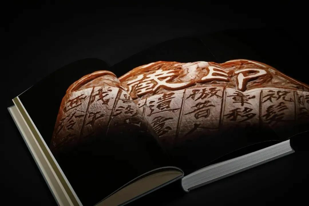 清時代 巴林紫凍石印印文【張復題】老者展卷図【丙戌清和月吳凱題】(F-247) 清時代 巴林紫凍石印印文【張復題】老者展卷図【丙戌清和月吳凱題】(F