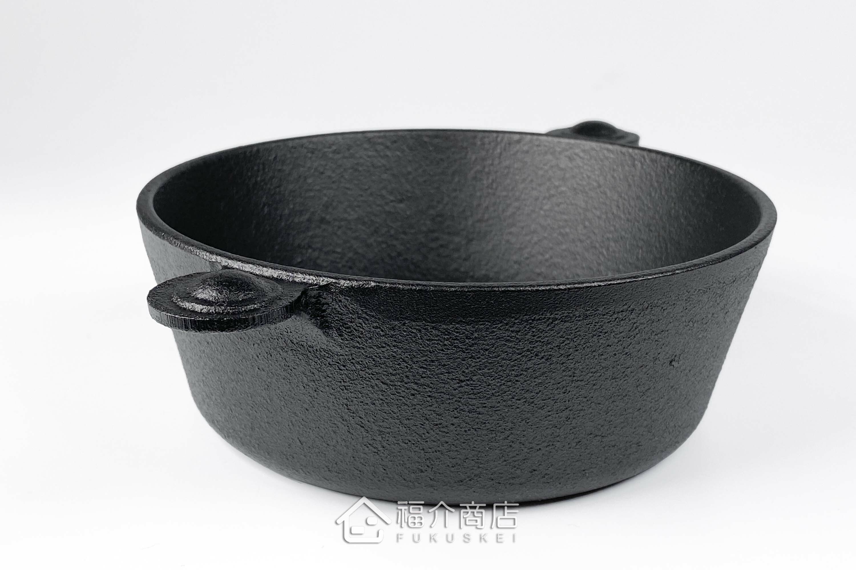 小型的黑色鑄鐵鍋