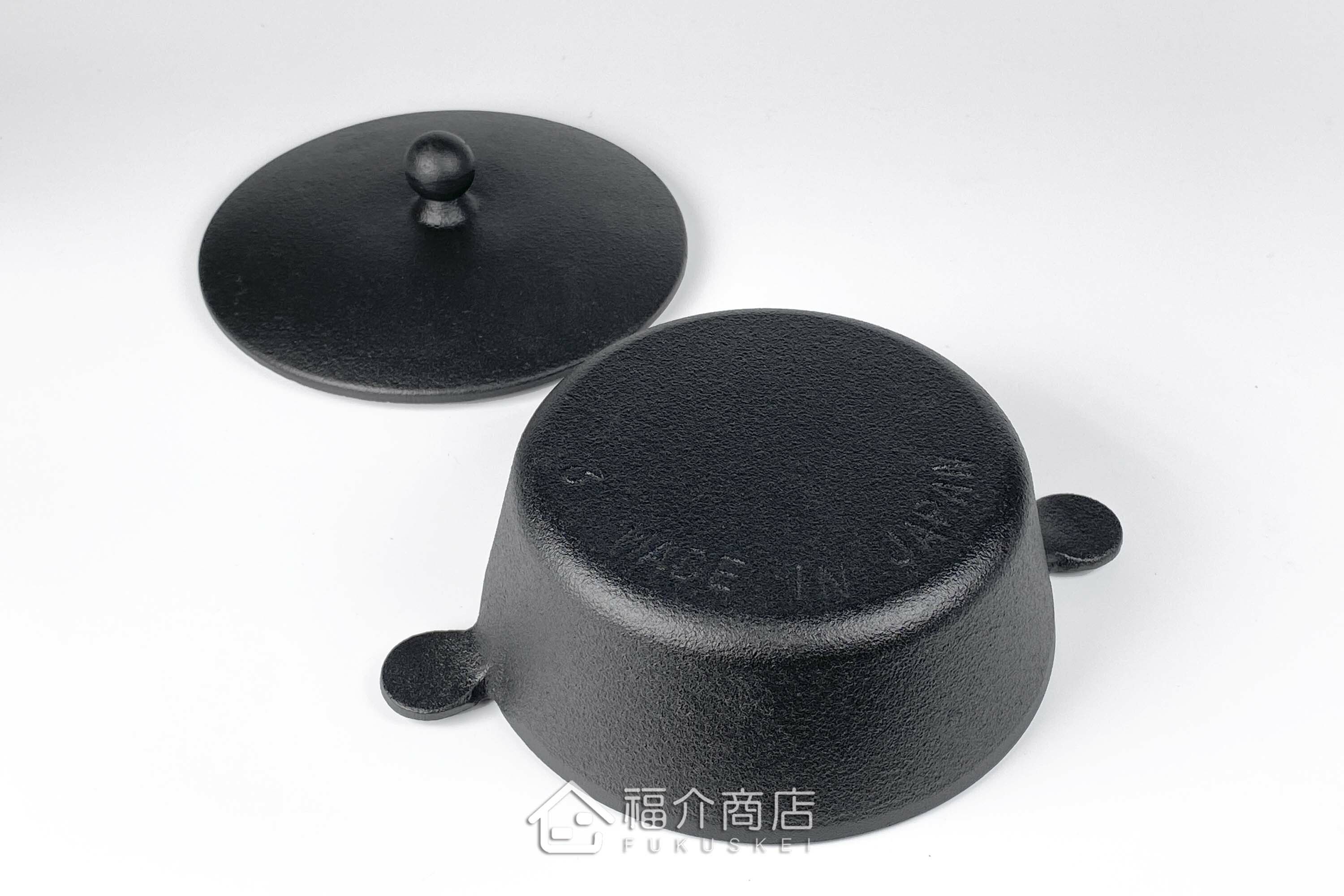 小型的黑色鑄鐵鍋