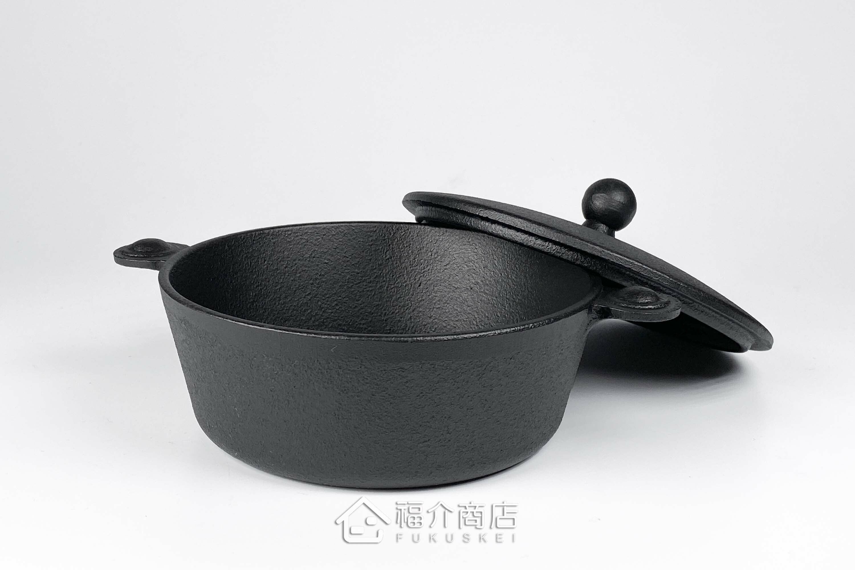 小型的黑色鑄鐵鍋