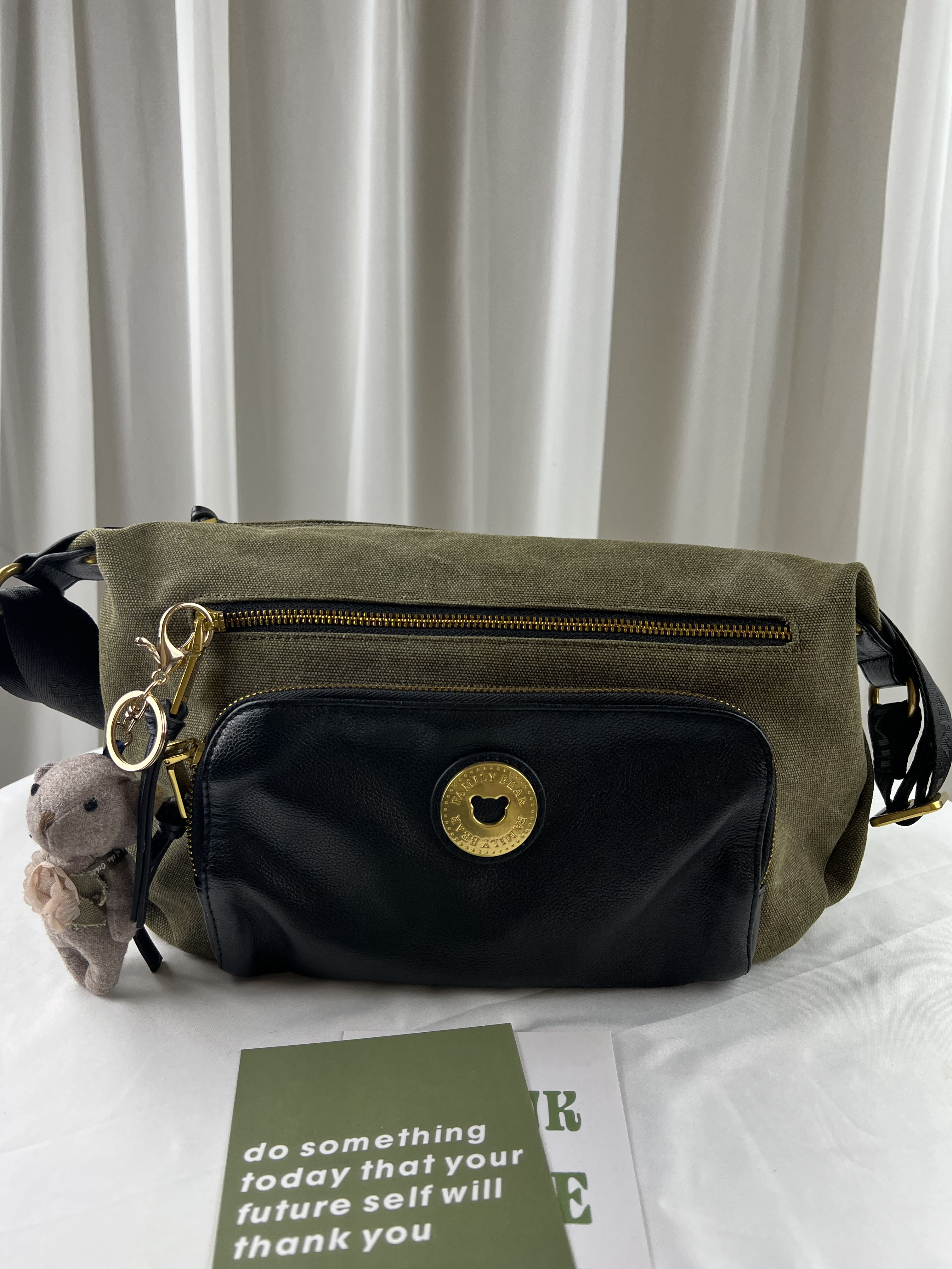 FamilyBear  軍綠帆布拼接真皮側背包 #2532