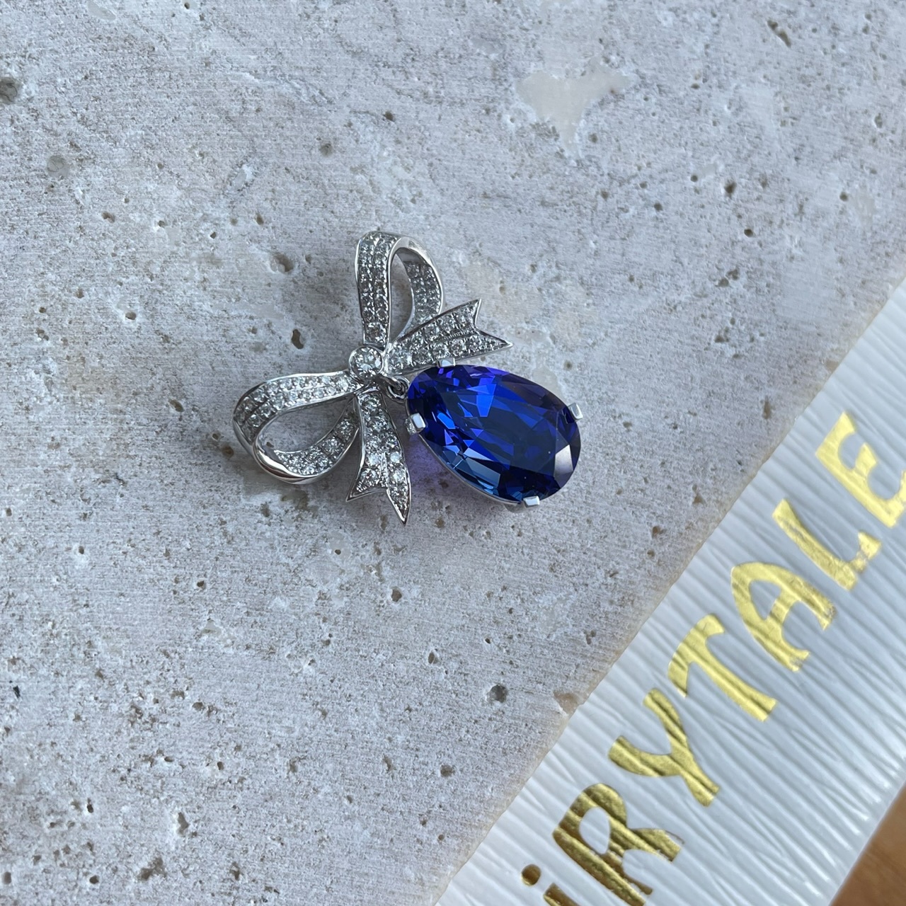 18K坦桑石鑽石蝴蝶結吊墜 - 5A色 （帶GUILD證書）