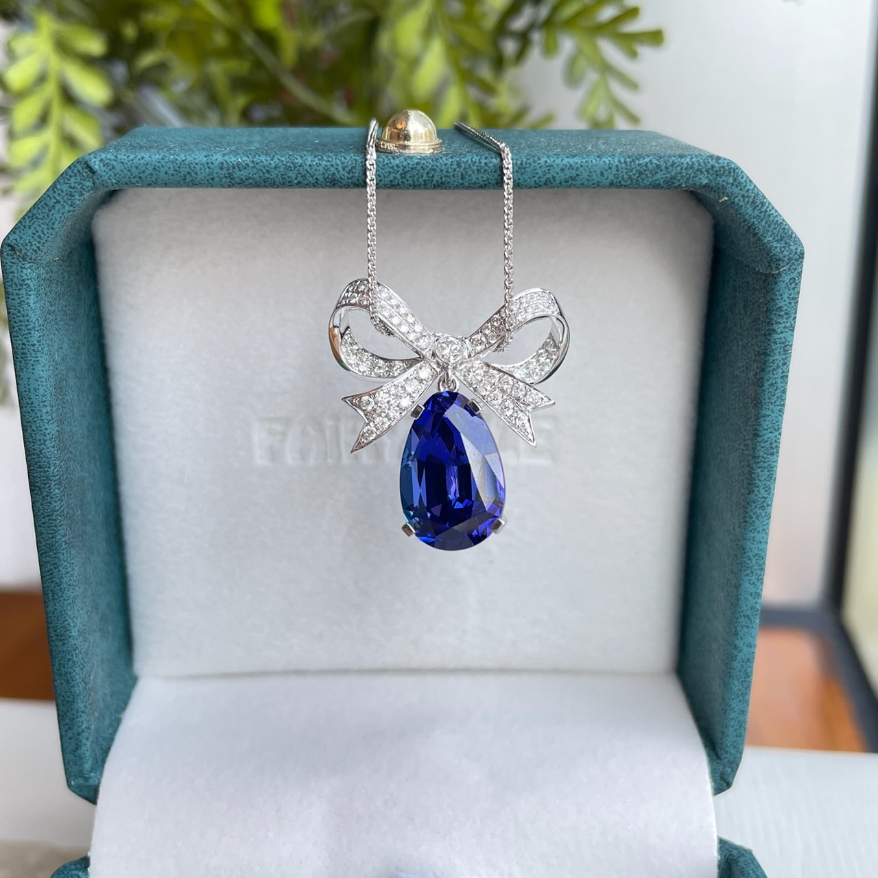 18K坦桑石鑽石蝴蝶結吊墜 - 5A色 （帶GUILD證書）