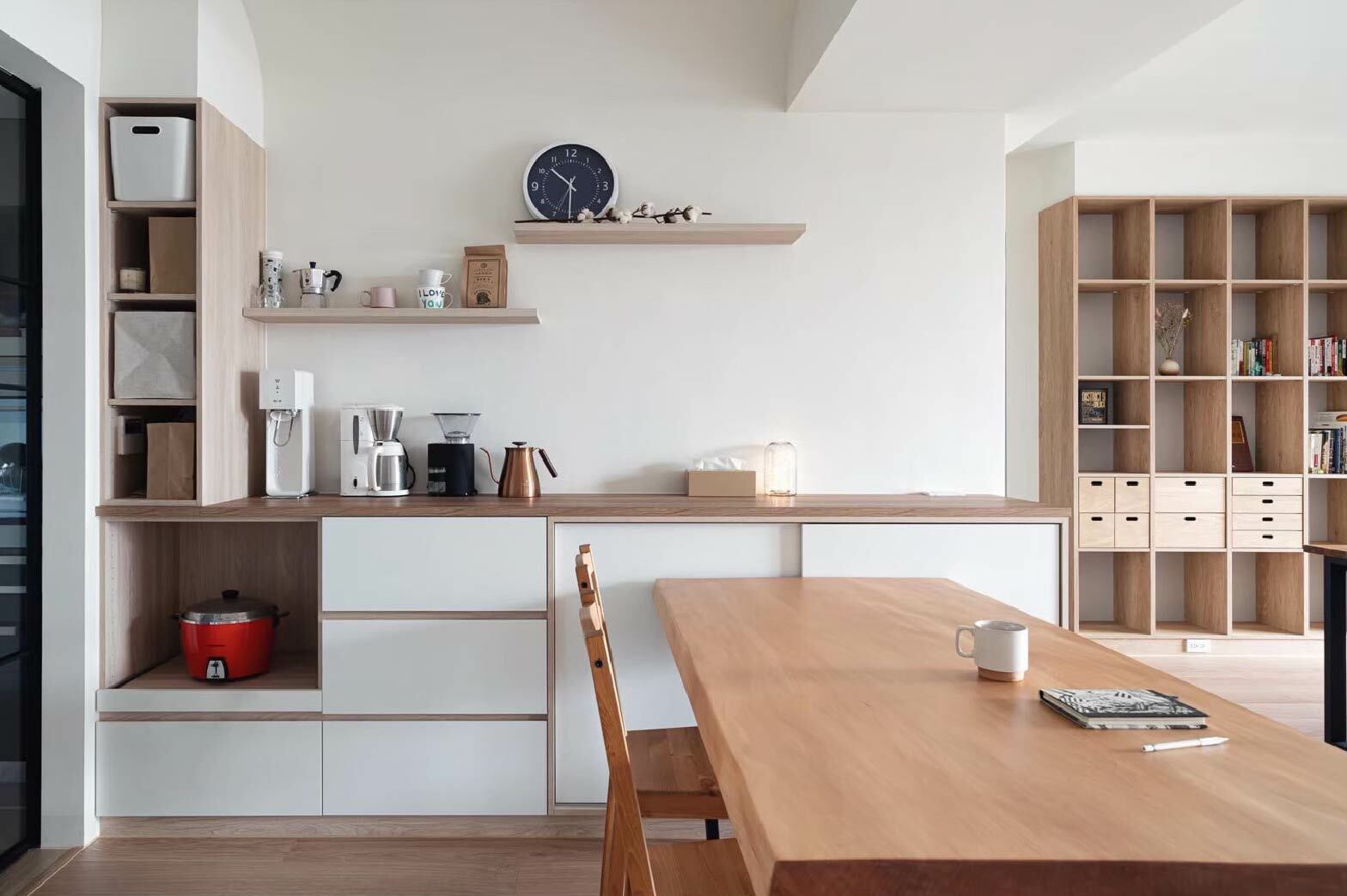 使用長度160公分、寬度85公分、厚6公分的索羅門檜木一枚板，所製成的索羅門檜木實木餐桌。photo credit: 葳夏室內設計