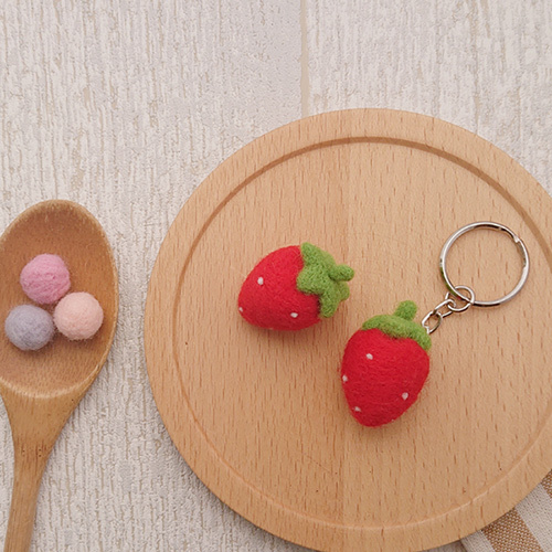 草莓（含羊毛氈超值全材料包套組 附別針、鑰匙圈 全程影音教學）