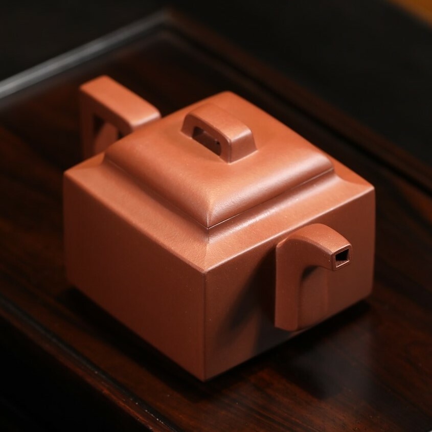 【亞明四方】--為方器中的經典款， 有著古樸典雅的造型