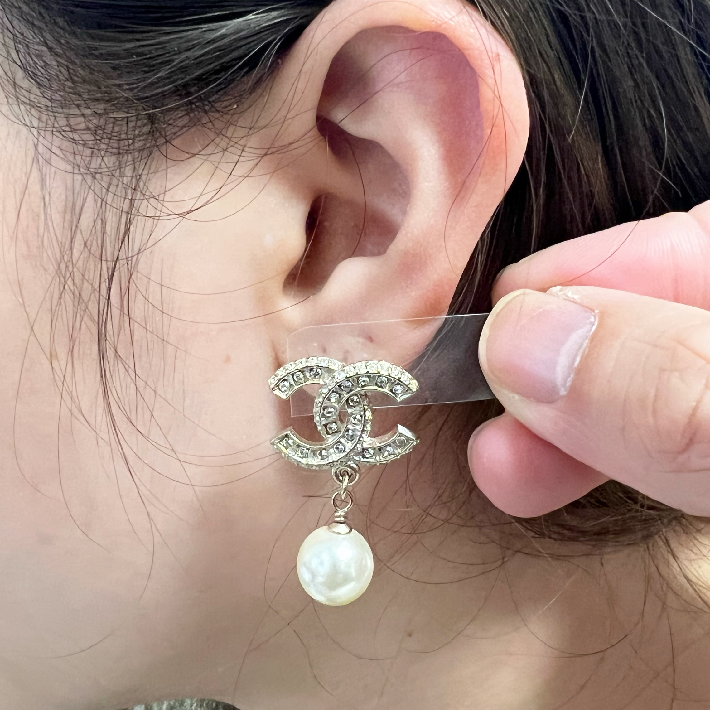 耳环- 金属、羊皮革与水钻, 金、黑与水晶— 精品| CHANEL 香奈儿