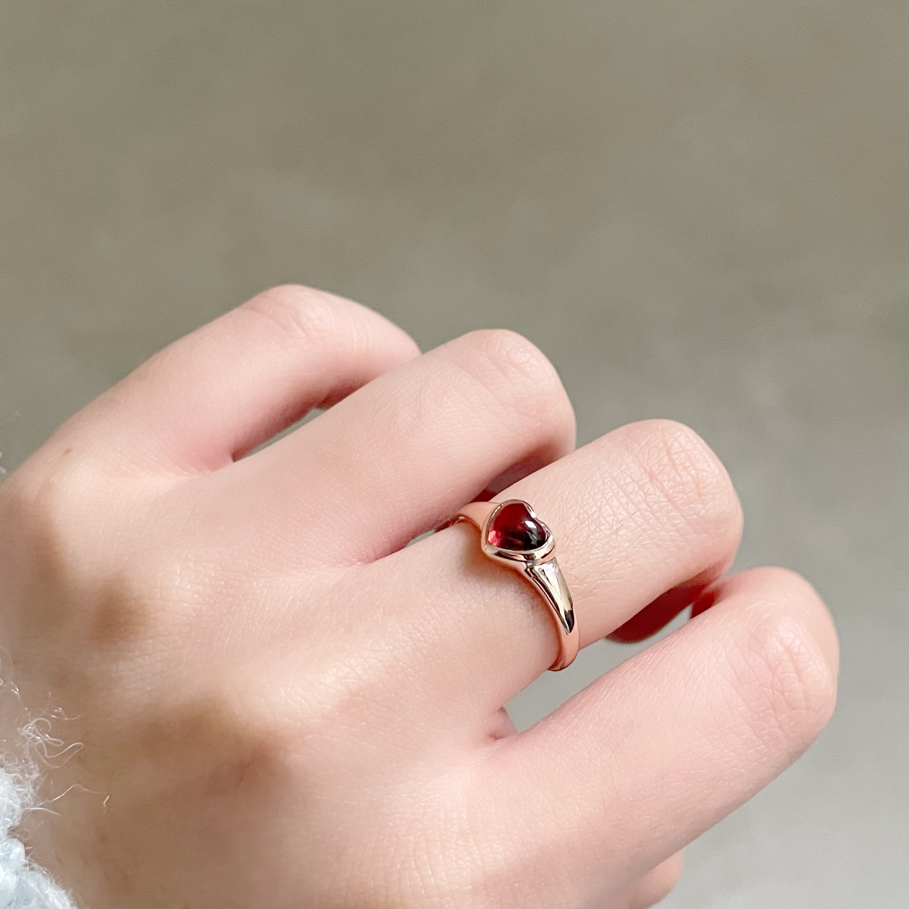 QQ Heart石榴石微寬戒指