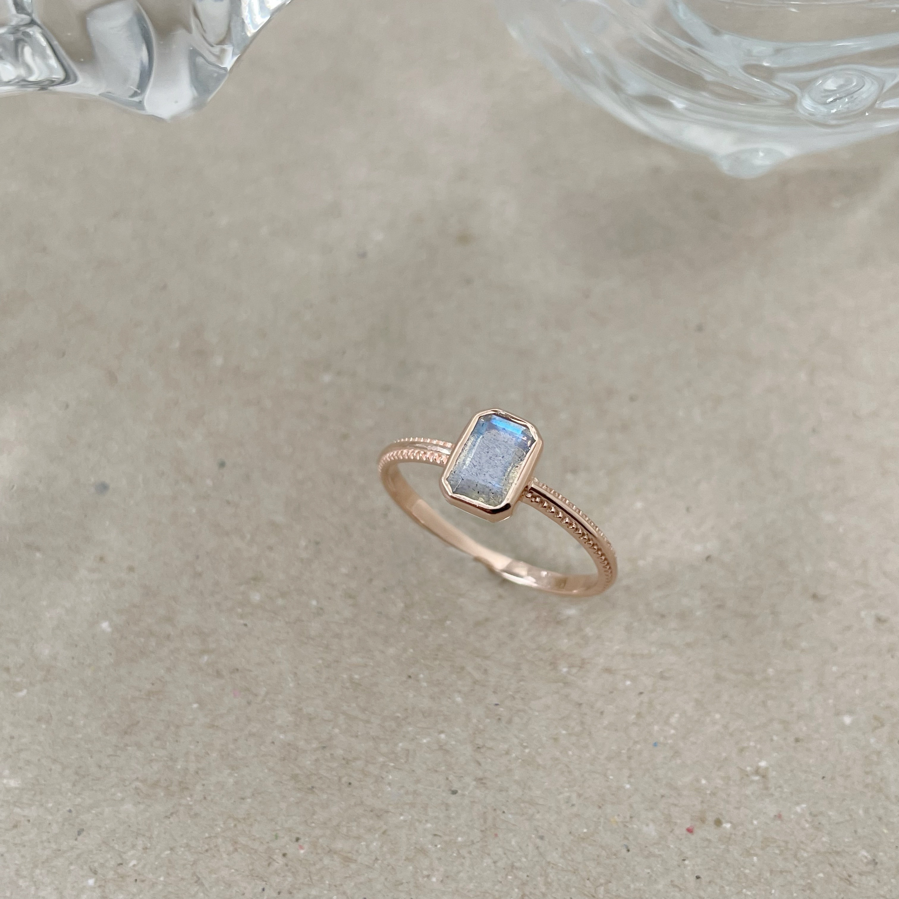 Emerald cut拉長石雙滾邊戒指