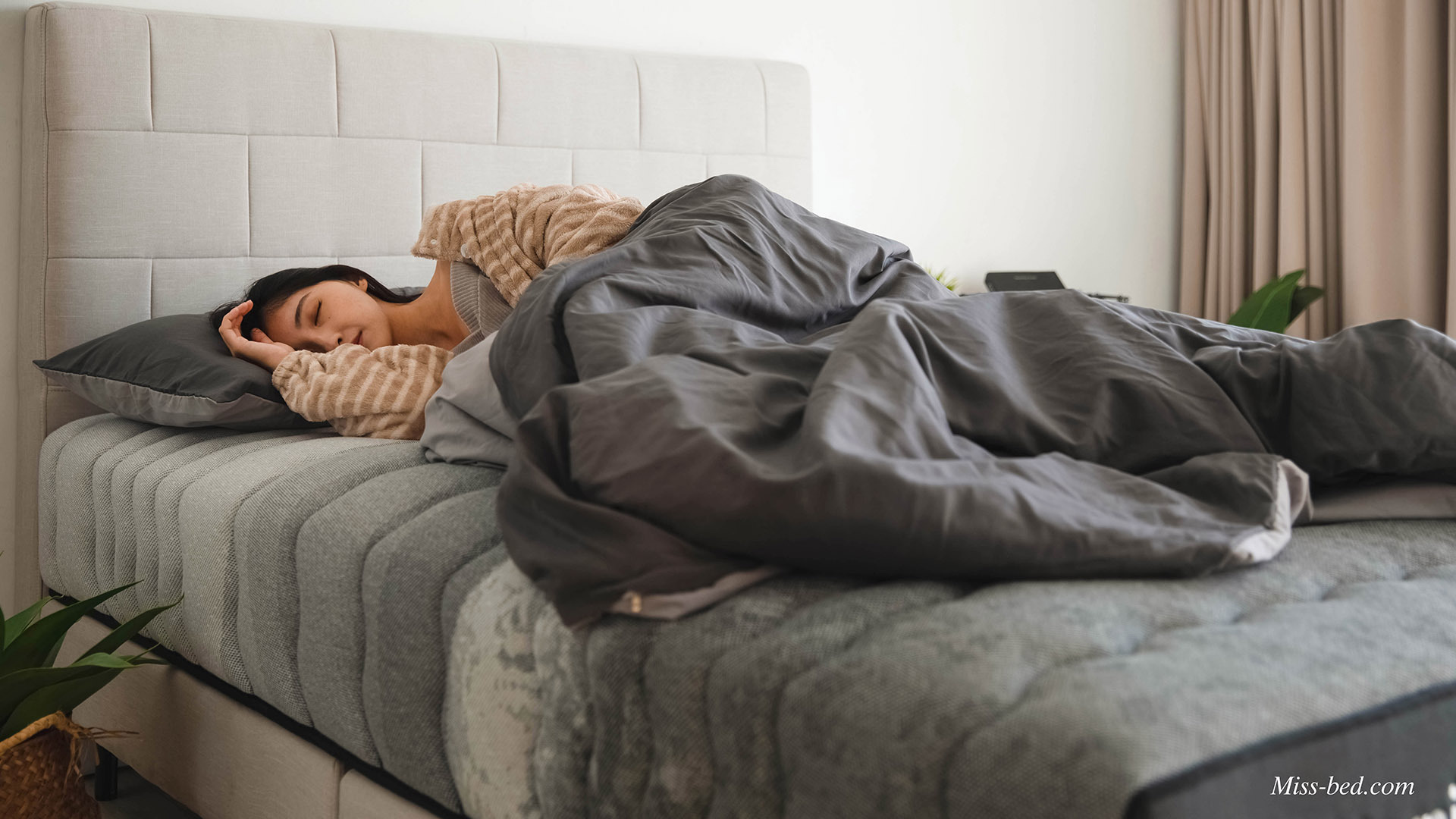 想找到最適合自己的床墊，建議一定要試躺過後再購買，而且試躺時間至少要在10分鐘以上，讓身體完全放鬆，才能感受到床墊完整的支撐和包覆感。