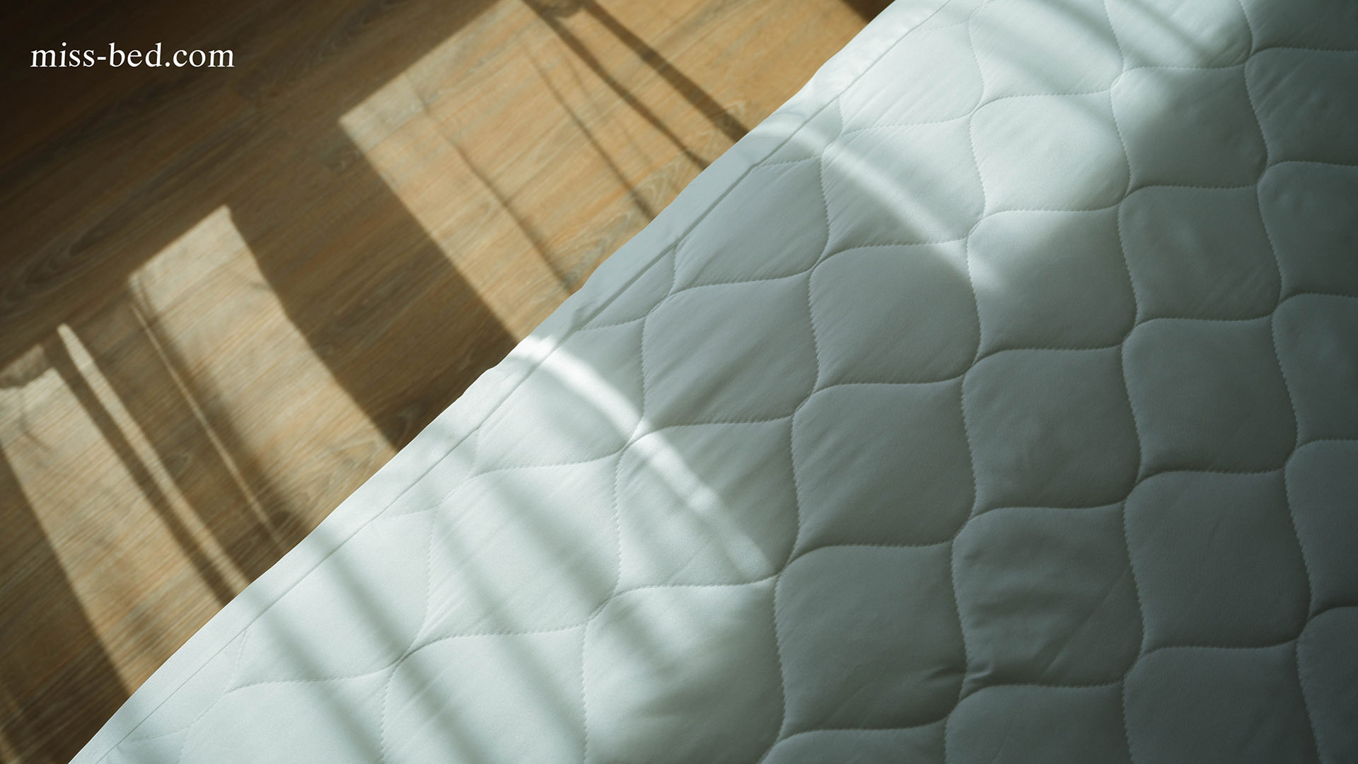 床墊使用前務必要先套上保潔墊再套床包，避免液體不小心滲入床墊。如果室內較為潮濕，也要開除濕機，降低環境濕度。