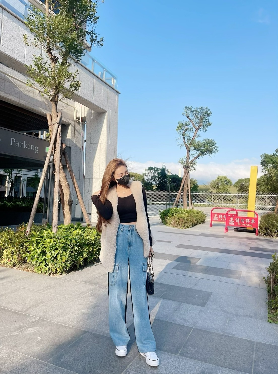 🔥02.08直播新品］💥穿上擁有好身材］🇰🇷正韓ㄩ領微墊肩超彈合身上衣（黑色/三色）