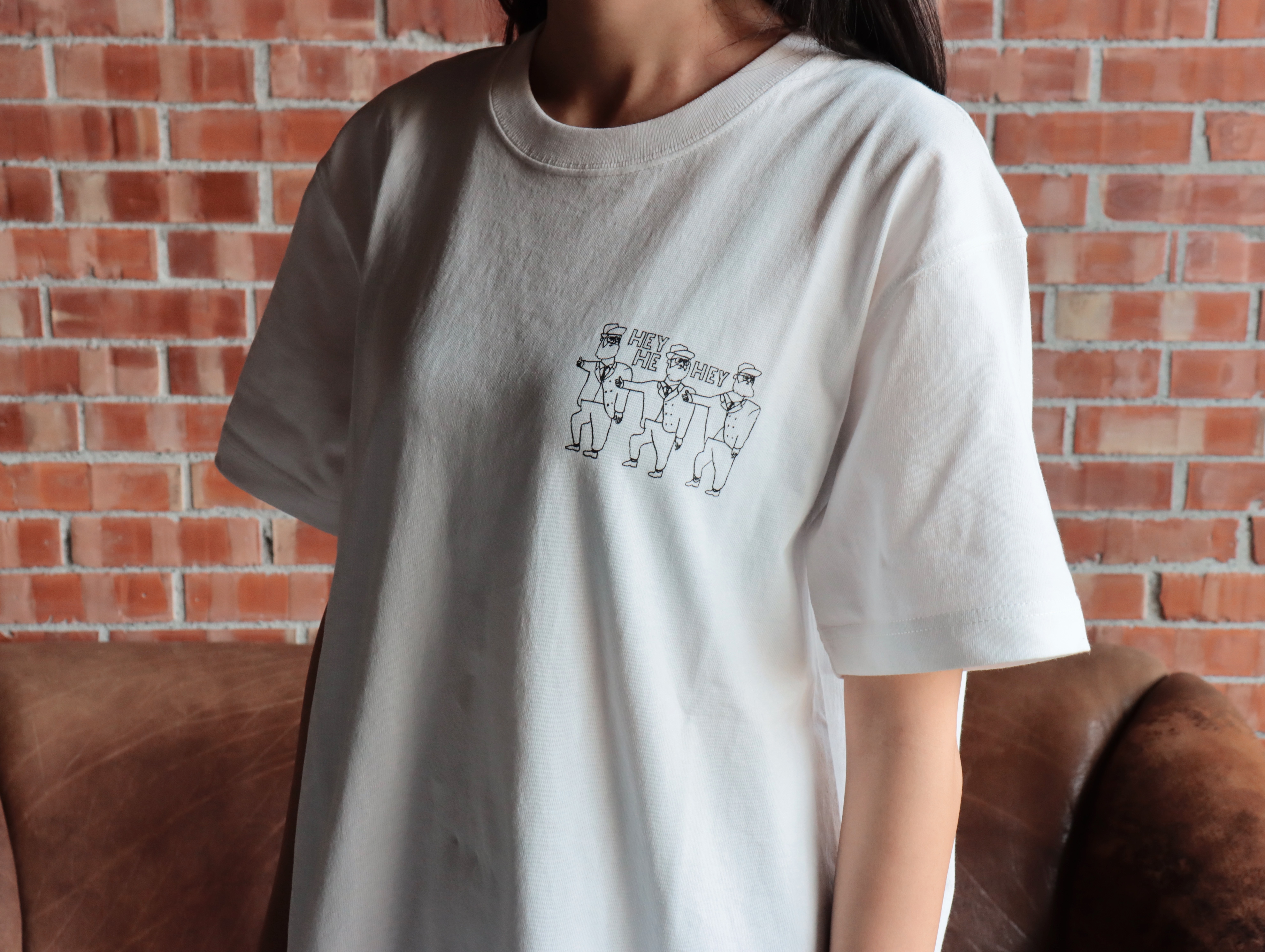 【TRAVEL & TEA】T-shirt -HEY HEY HEY