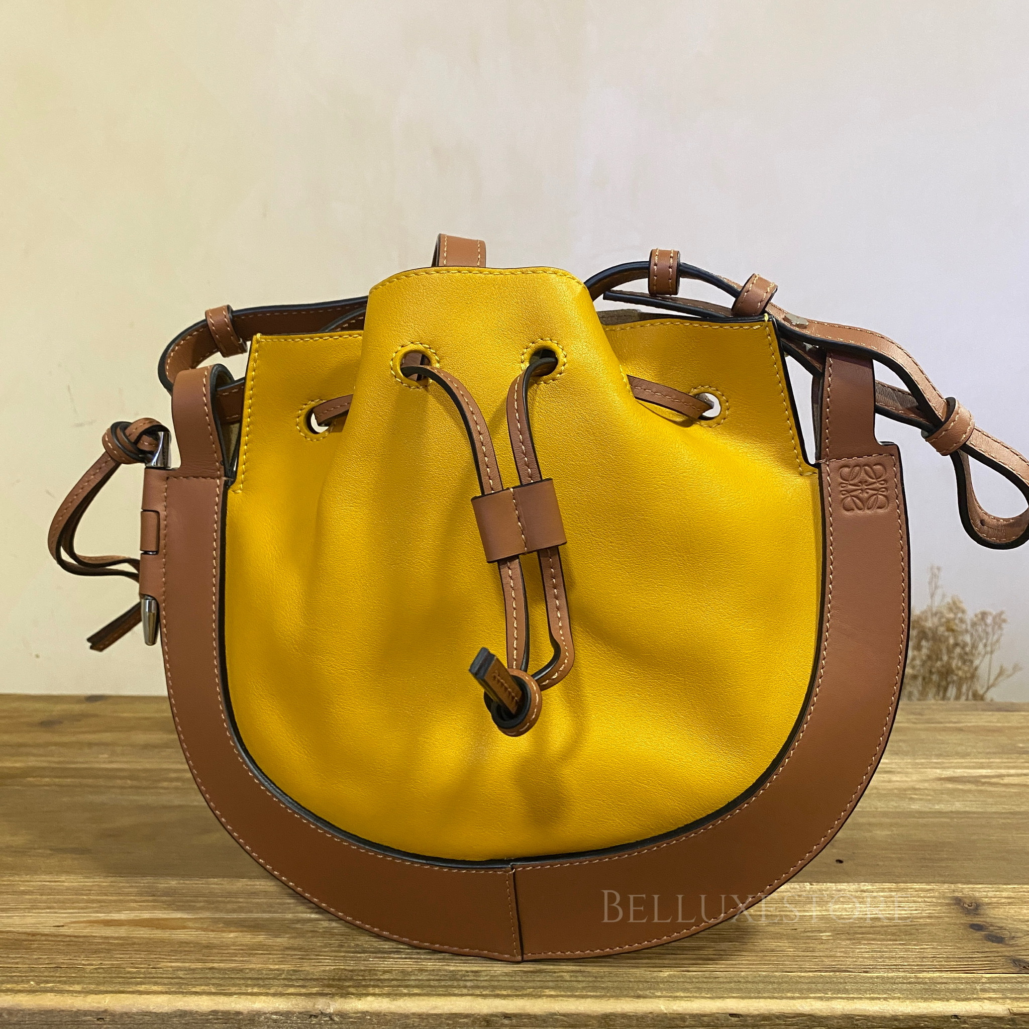 Unused] Loewe horseshoe small bag Yellow