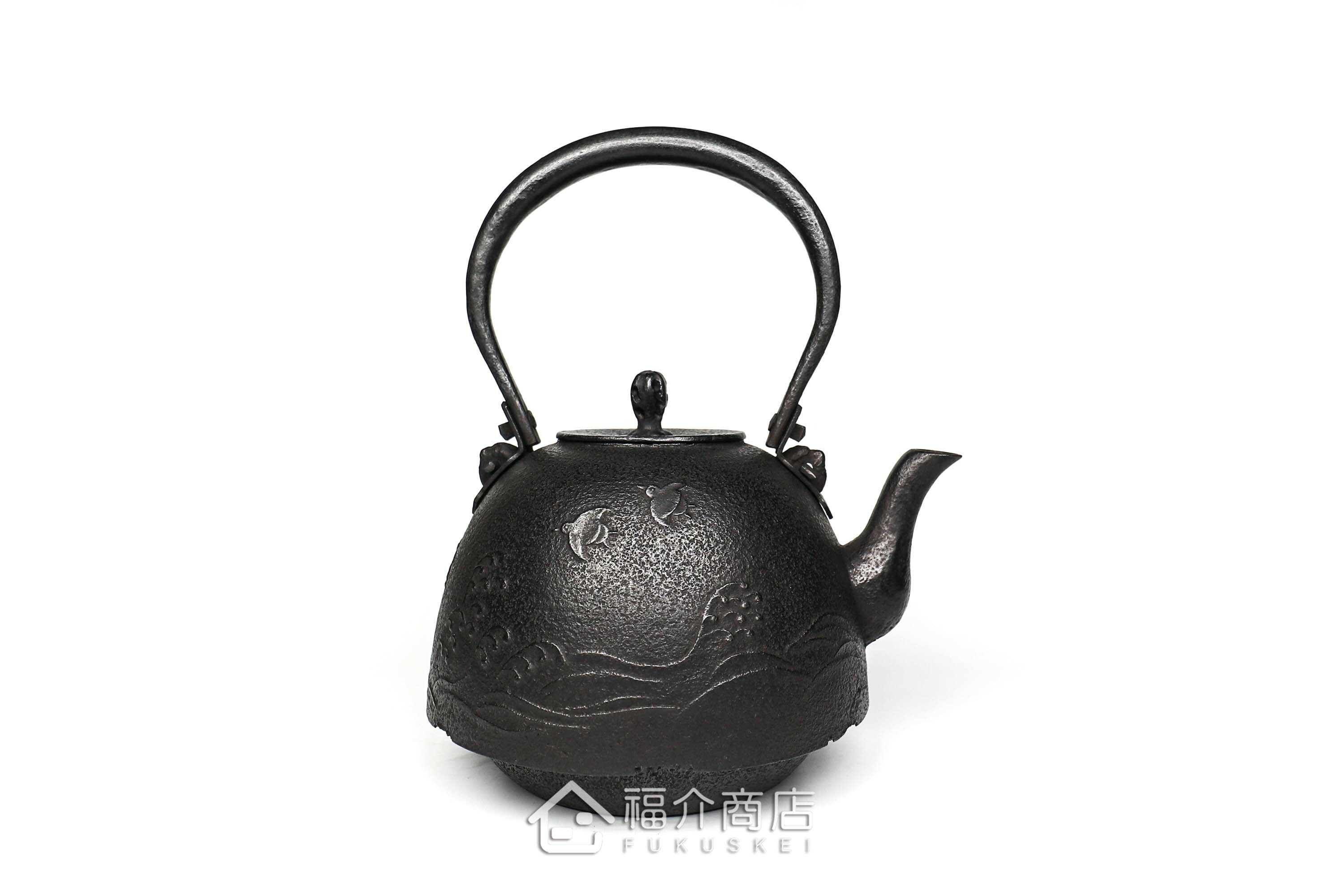 薰山工房所製作的日本鐵壺,壺身設計成鳥與海波紋