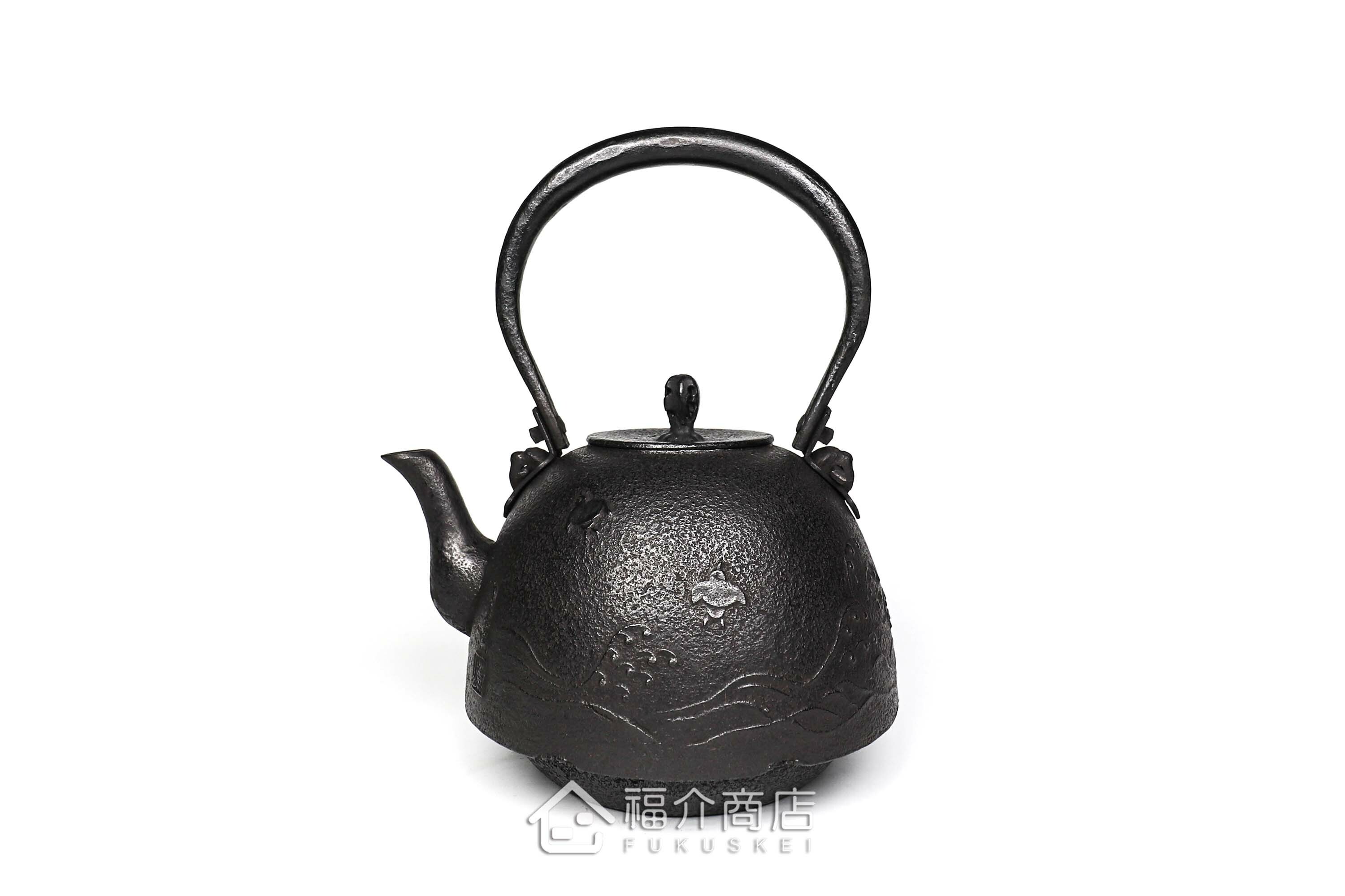 薰山工房所製作的日本鐵壺,壺身設計成鳥與海波紋