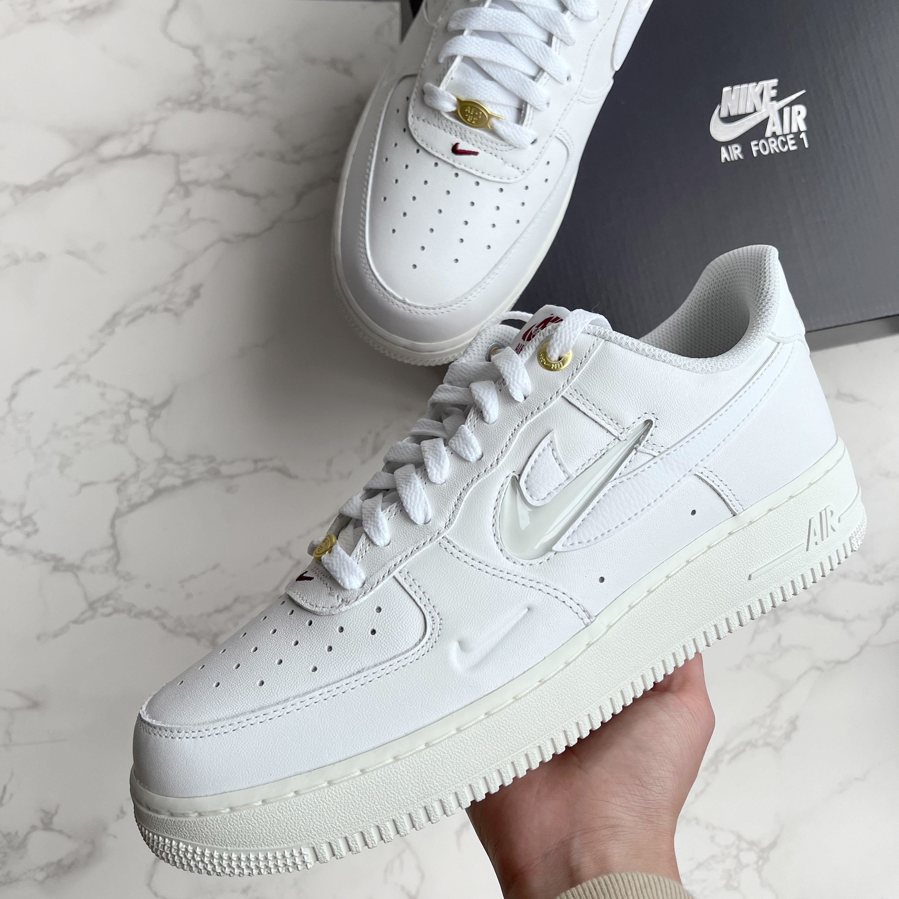 NIKE AIR FORCE 1 JOIN FORCES 全白果凍小勾白金鐵牌【DQ7664100】