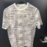 [S] DKNY ALL OVER LOGO OUTLINE TEE,WHITE, M3210416-WHT (SD400)