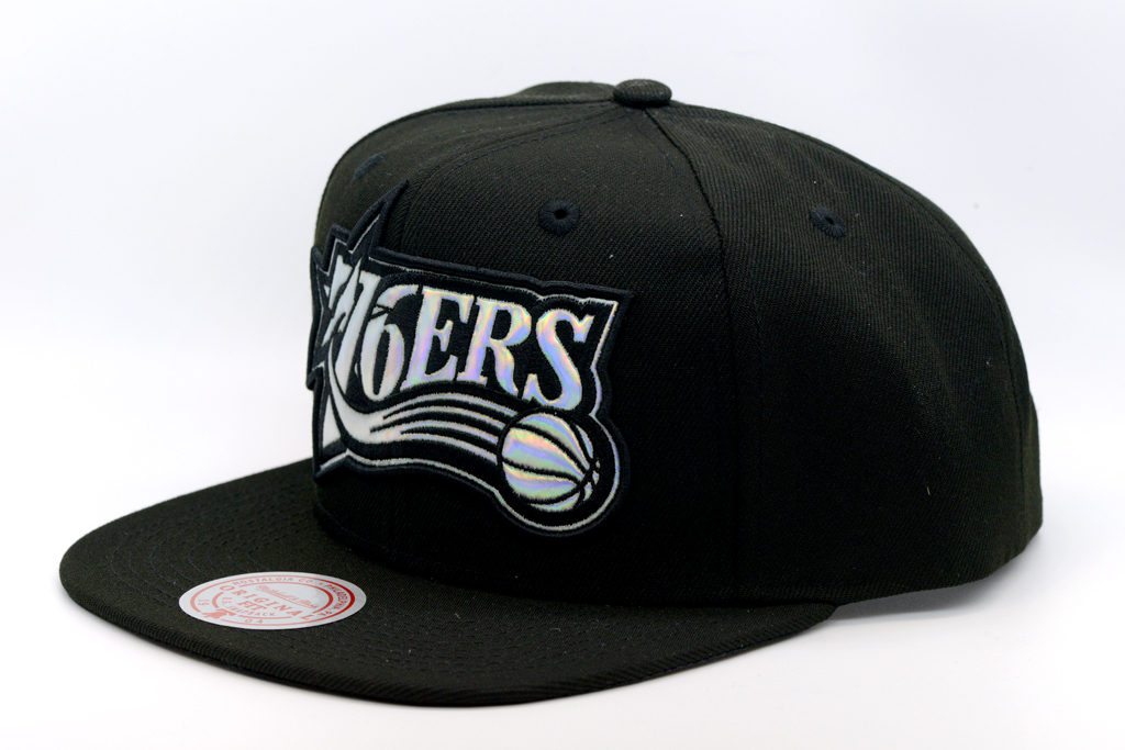 Mitchell & Ness 費城76人隊 Iridescent Xl Logo 可調式帽子