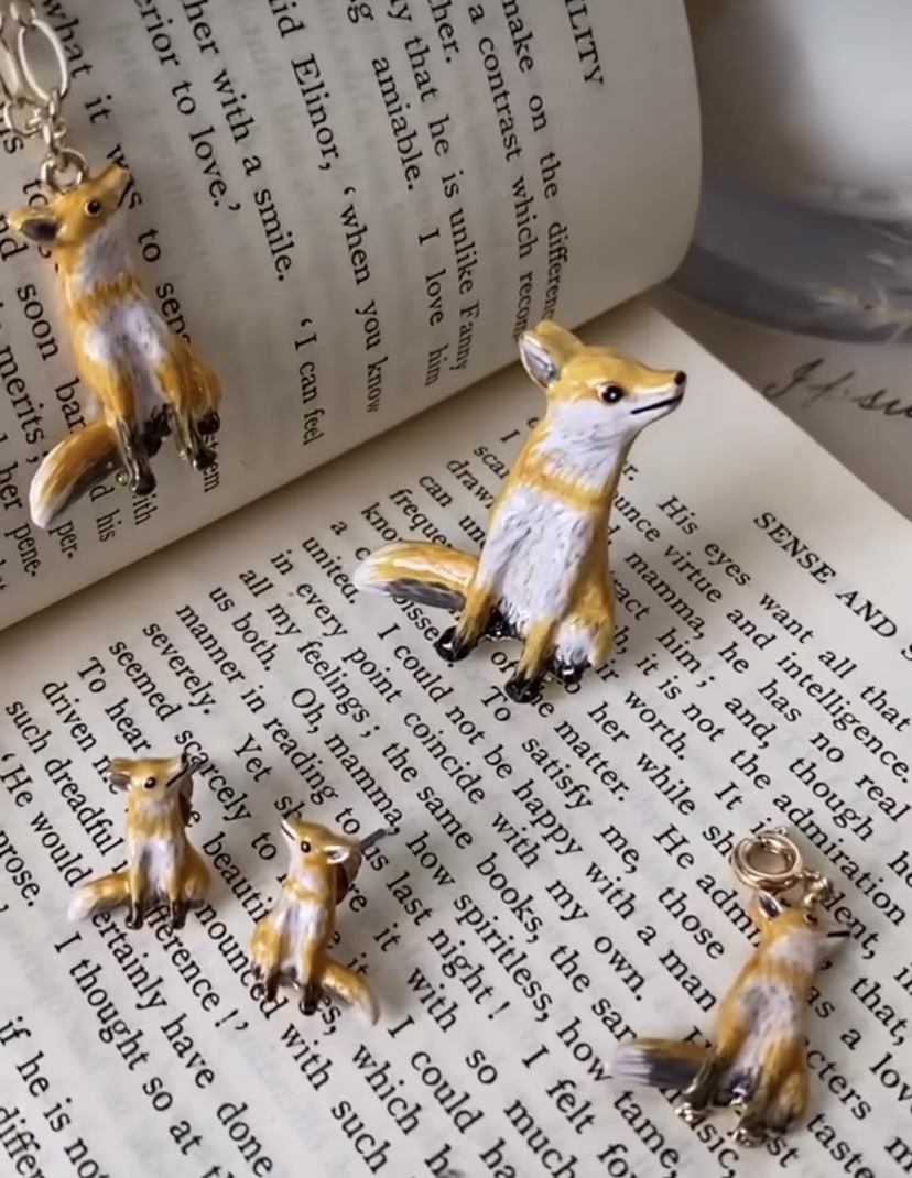 **Fable Enamel Fox Charm 40170