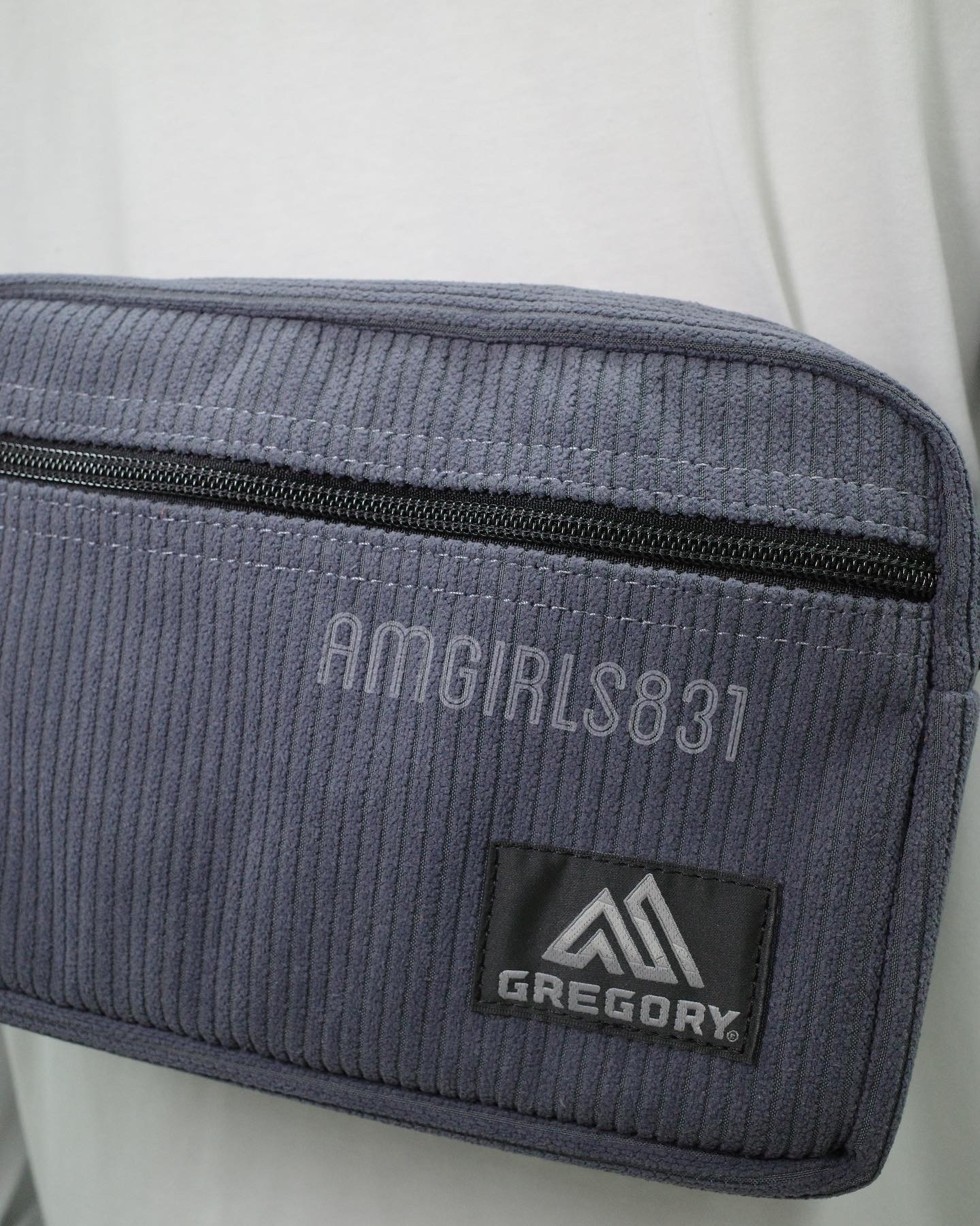 GREGORY PADDED SHOULDER POUCH M charcoal 絨毛面料