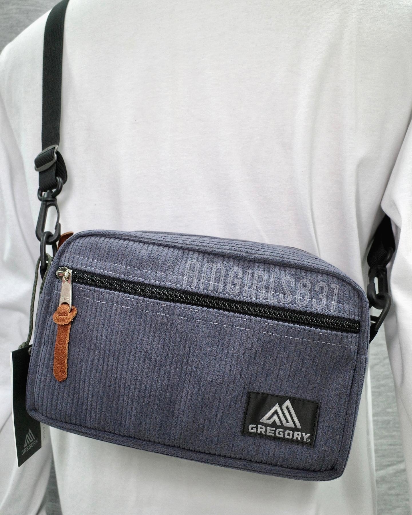 GREGORY PADDED SHOULDER POUCH M charcoal 絨毛面料