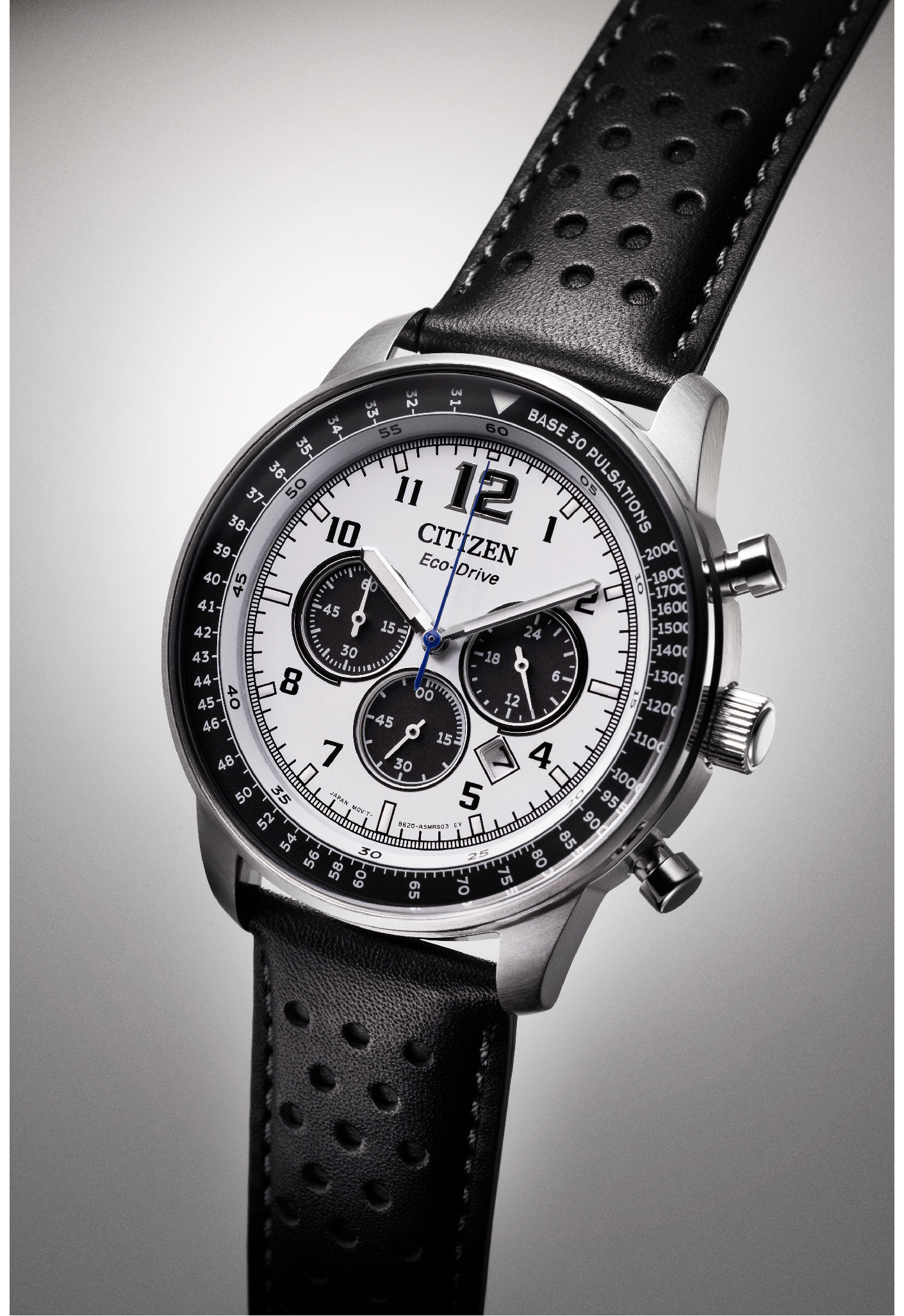 萬年鐘錶 - Citizen 星辰錶  亞洲限定熊貓三眼光動能皮革款男錶  CA4500-32A  錶徑44MM