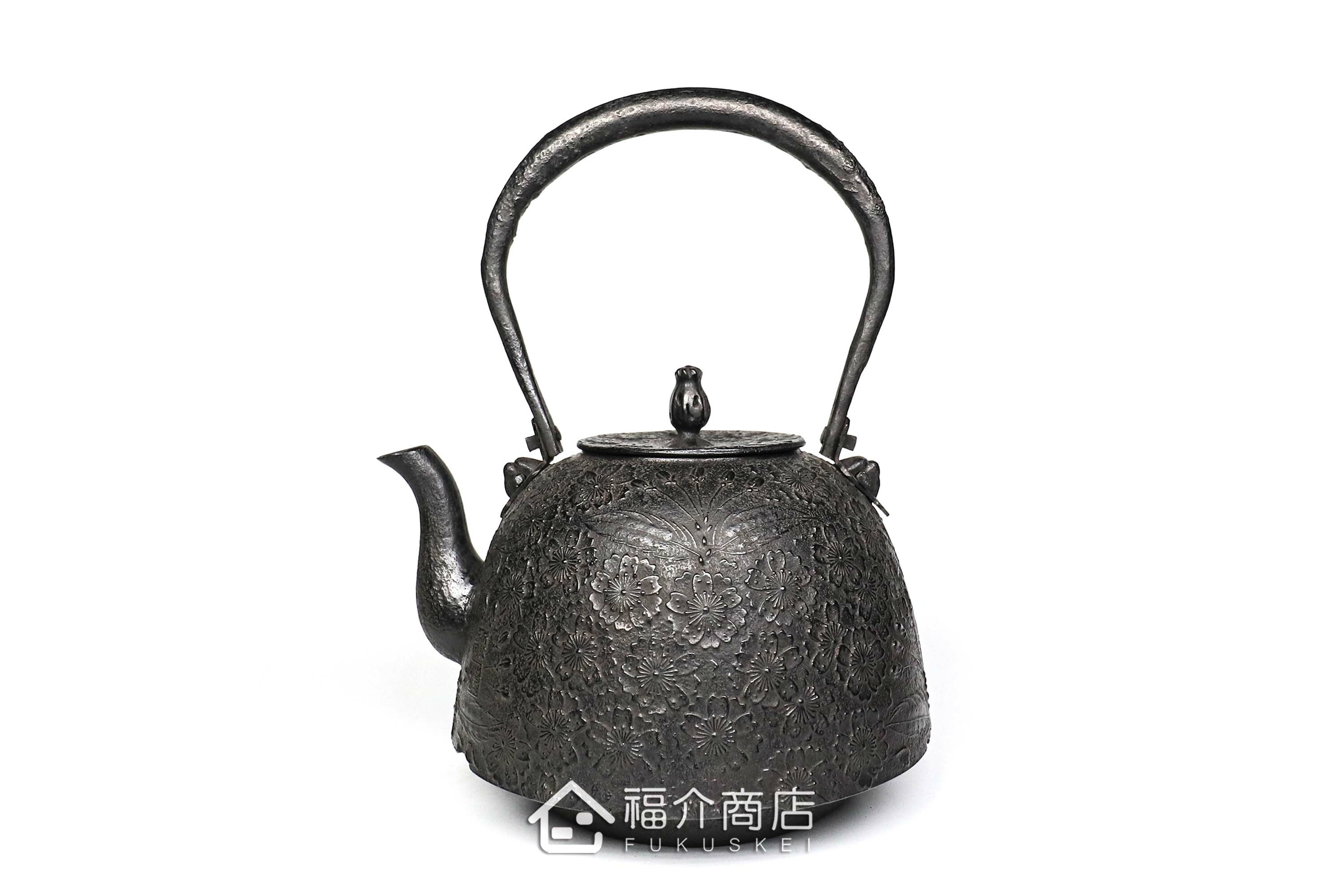 薰山工房所製作的日本鐵壺,壺身設計成櫻花圖紋