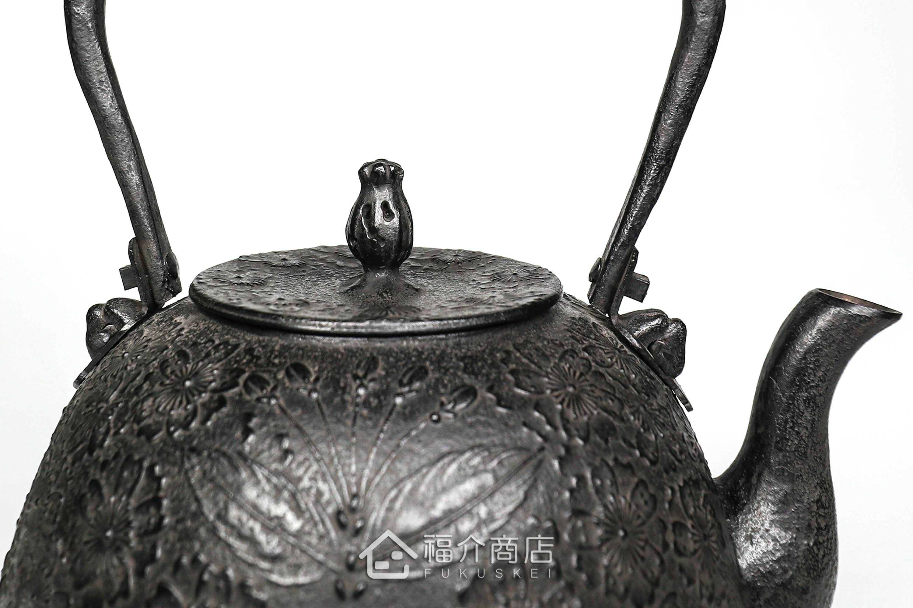 薰山工房所製作的日本鐵壺,壺身設計成櫻花圖紋