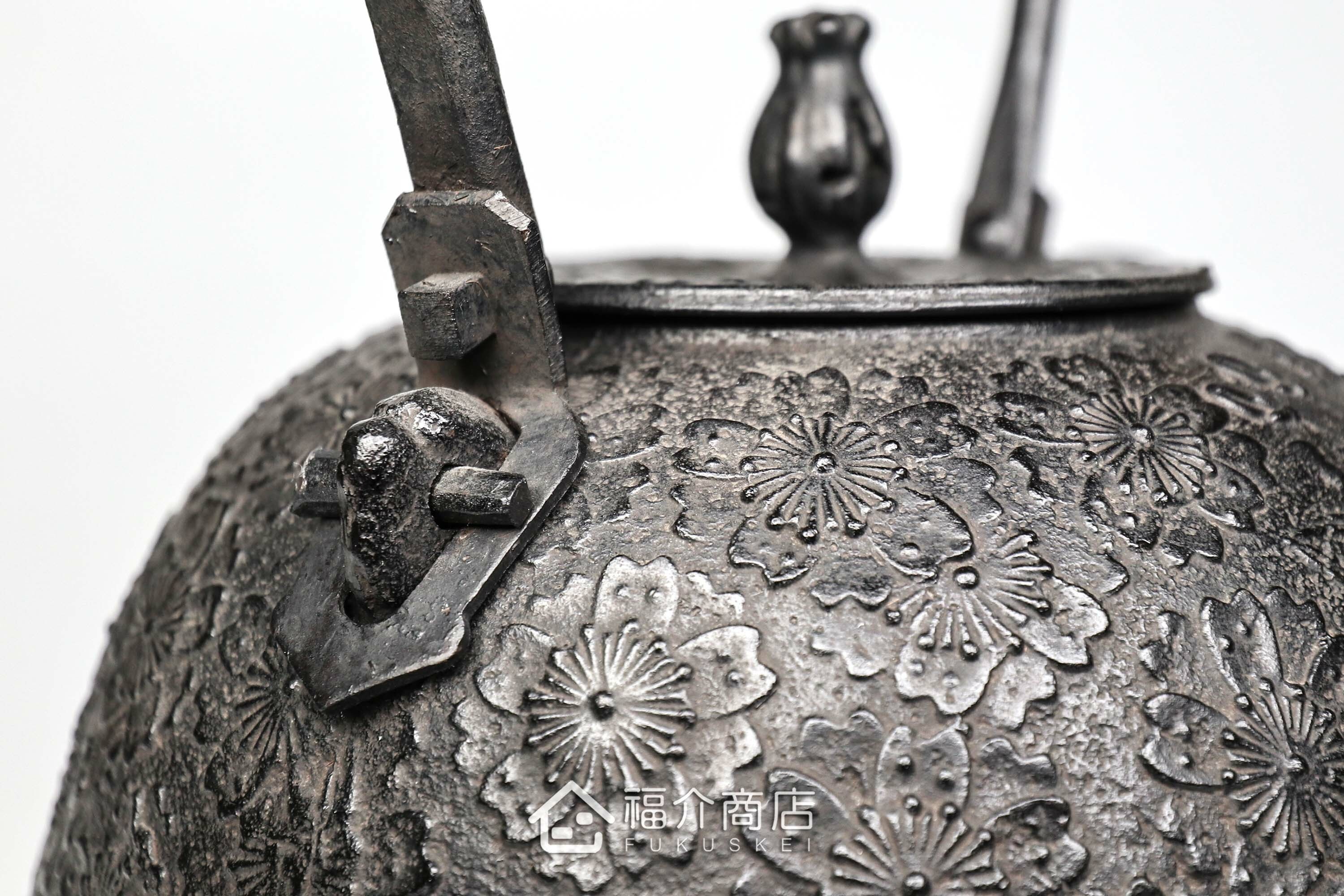 薰山工房所製作的日本鐵壺,壺身設計成櫻花圖紋