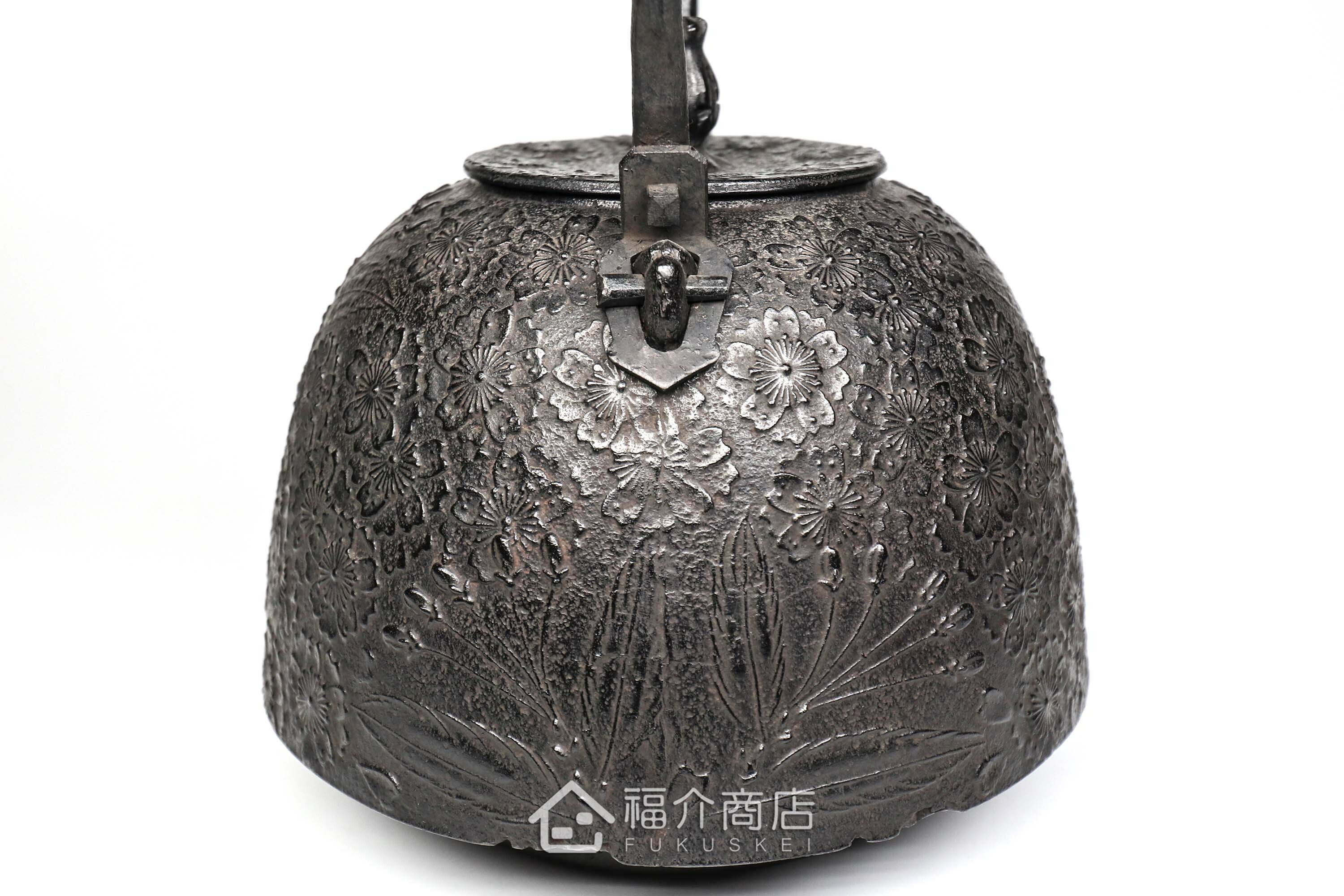 薰山工房所製作的日本鐵壺,壺身設計成櫻花圖紋