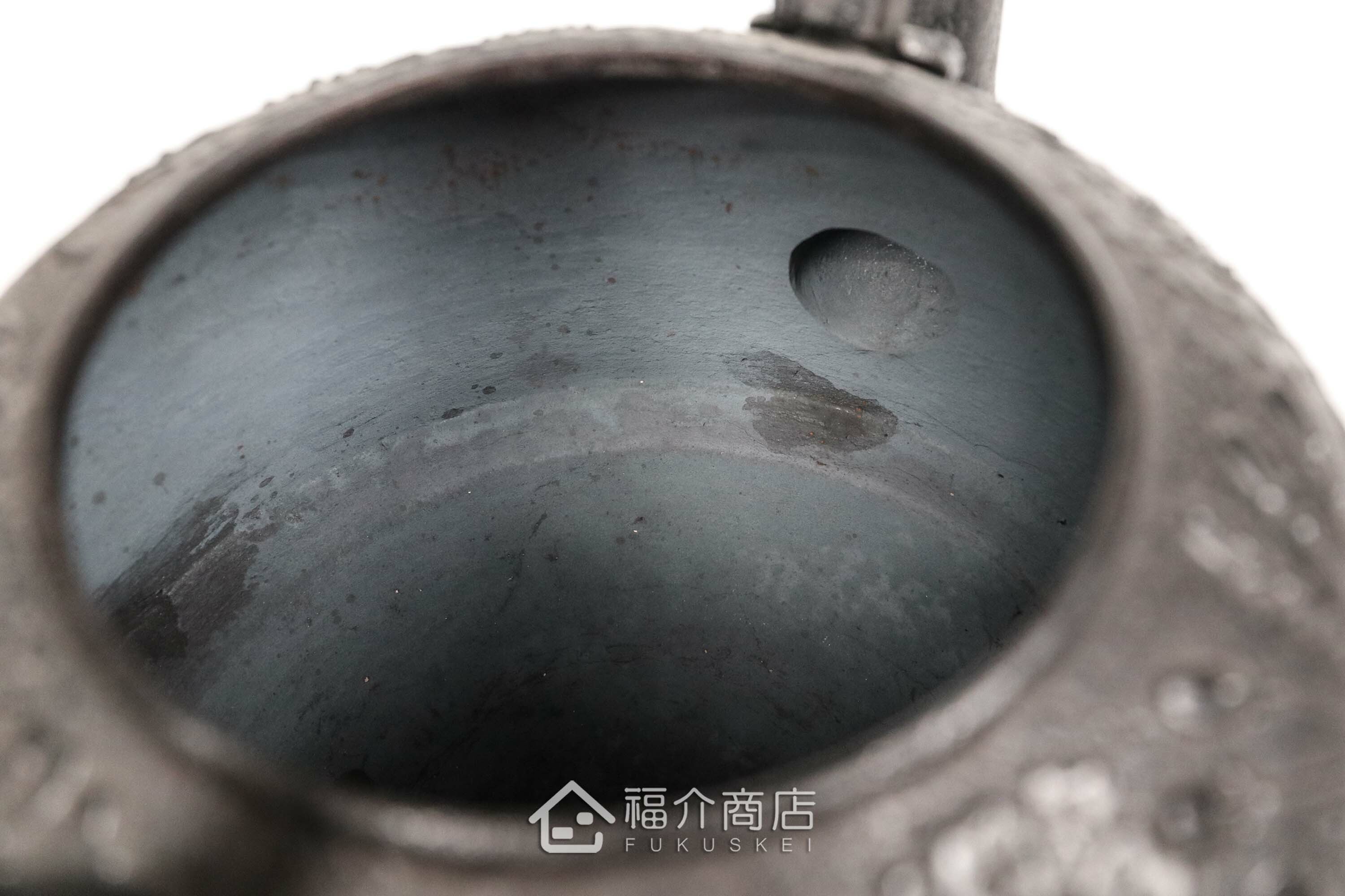 薰山工房所製作的日本鐵壺,壺身設計成櫻花圖紋