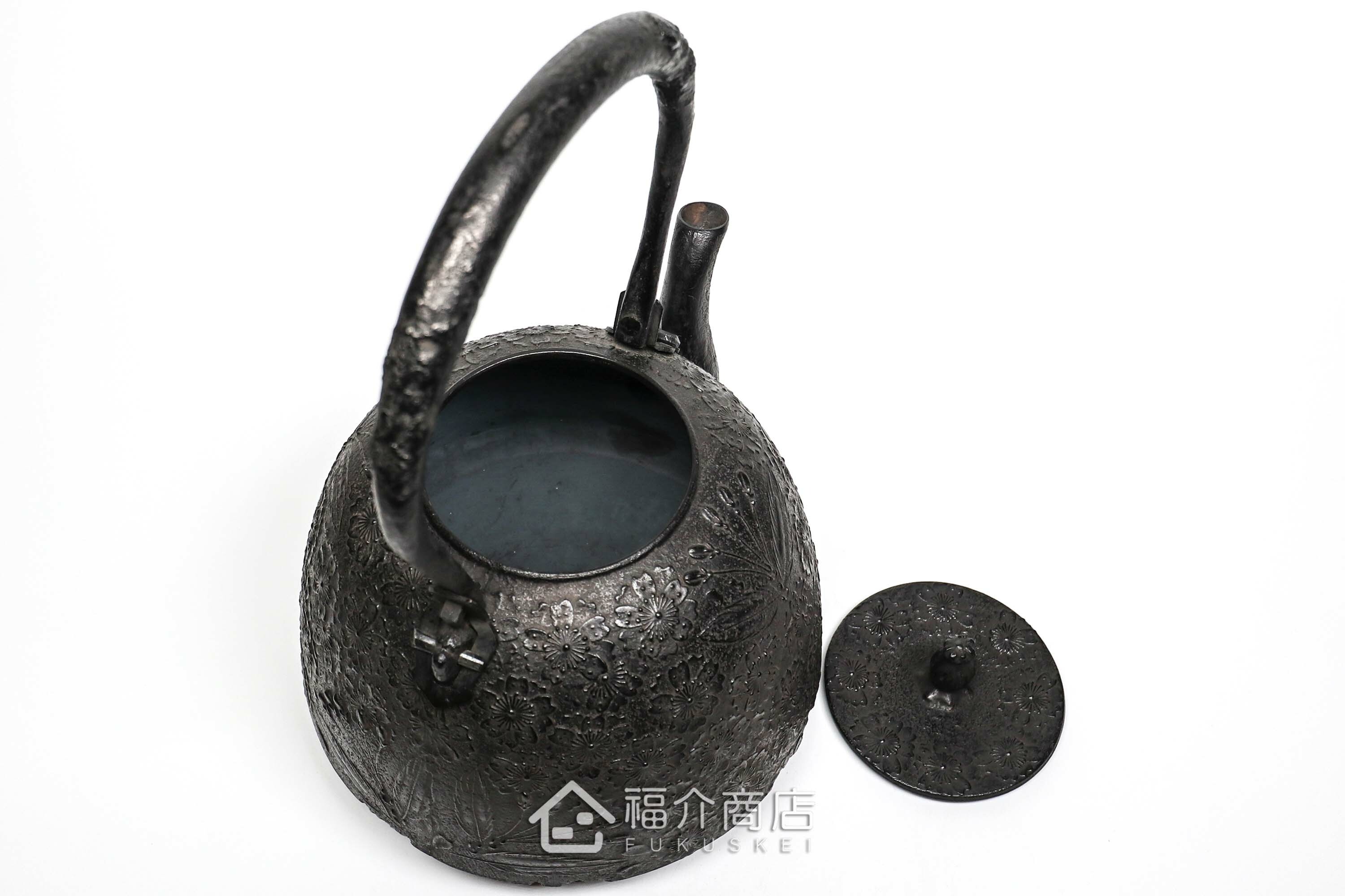 薰山工房所製作的日本鐵壺,壺身設計成櫻花圖紋