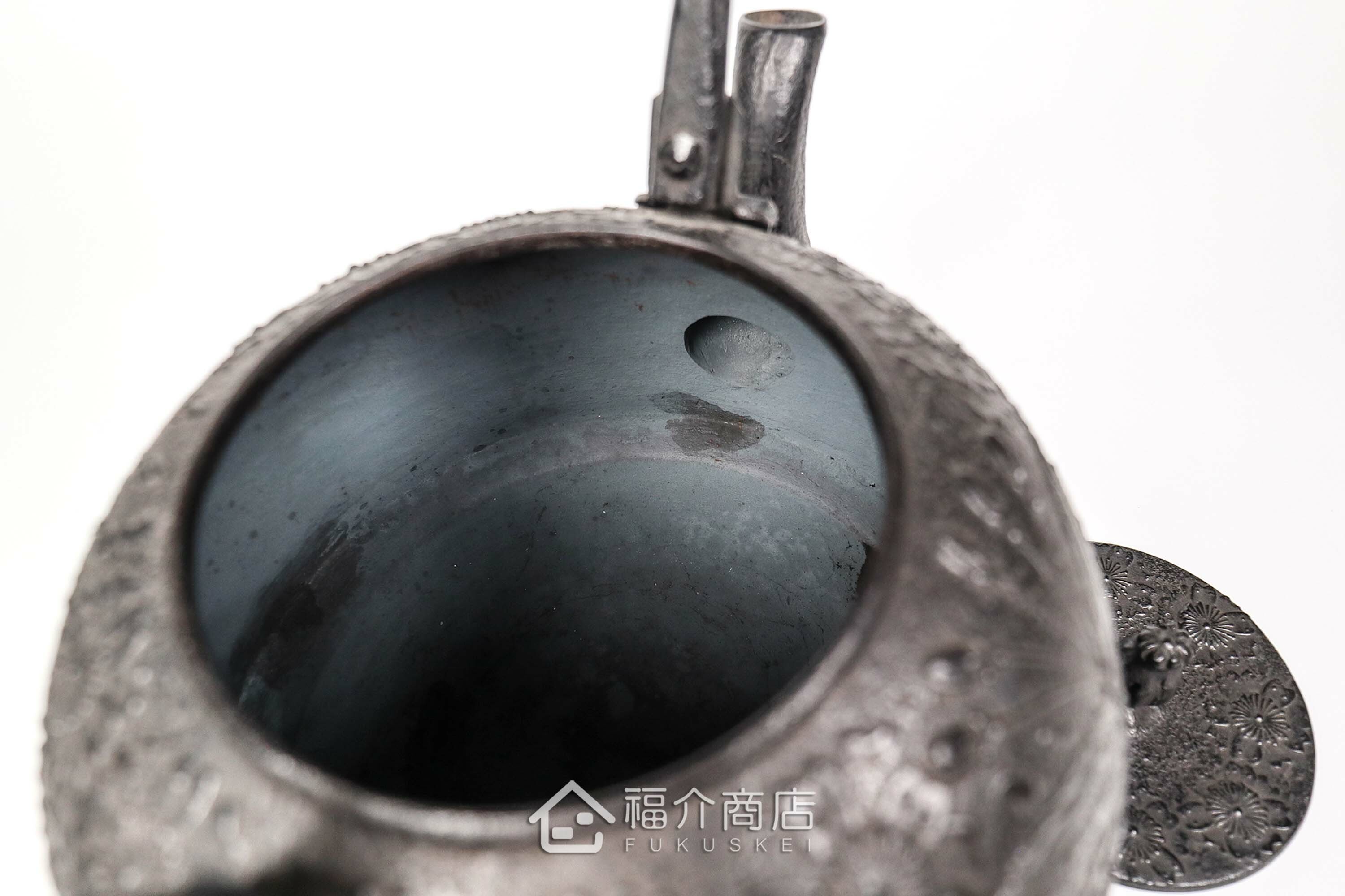 薰山工房所製作的日本鐵壺,壺身設計成櫻花圖紋