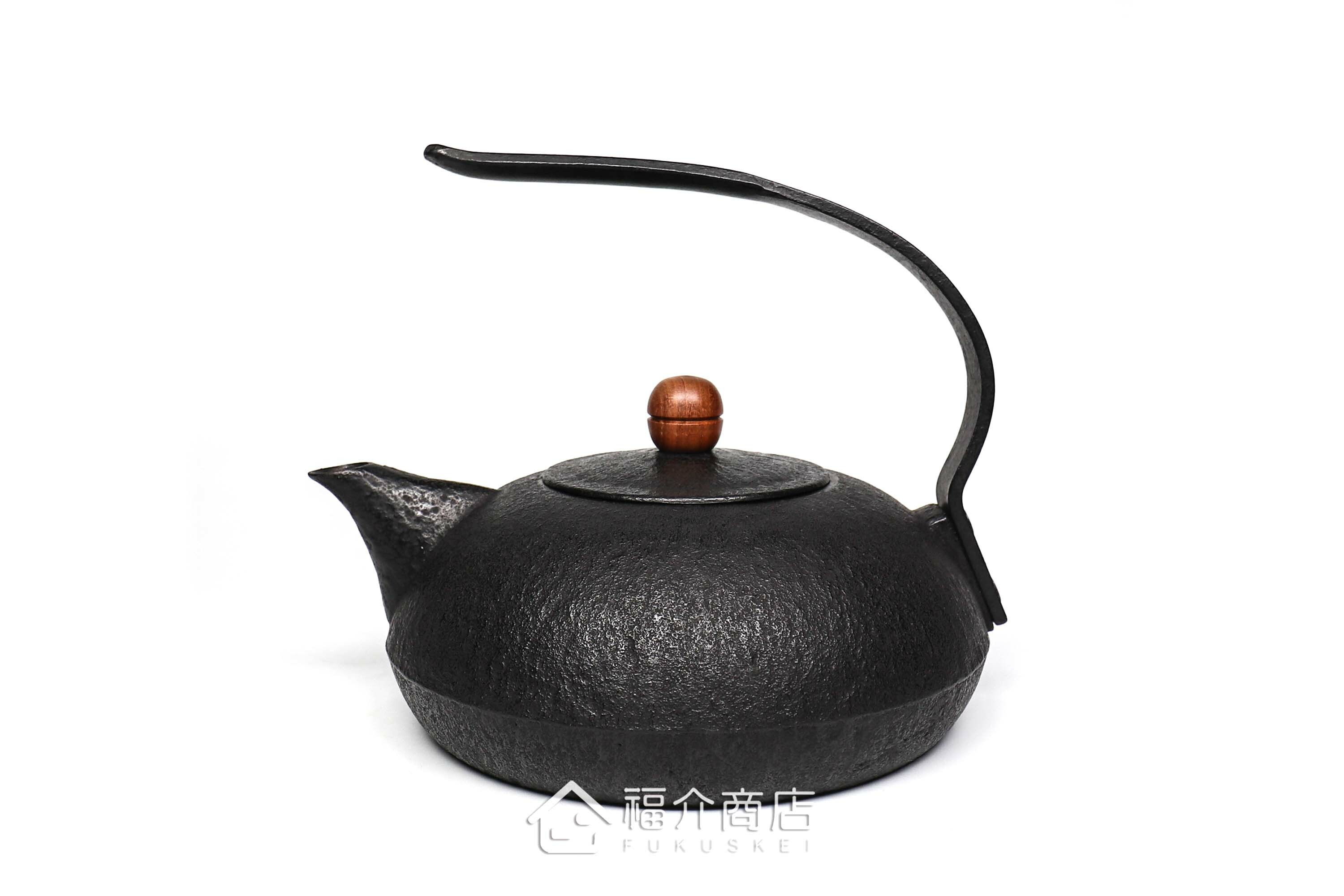 薰山工房所製作的日本鐵壺,ㄑ型的提把，木頭製壺摘