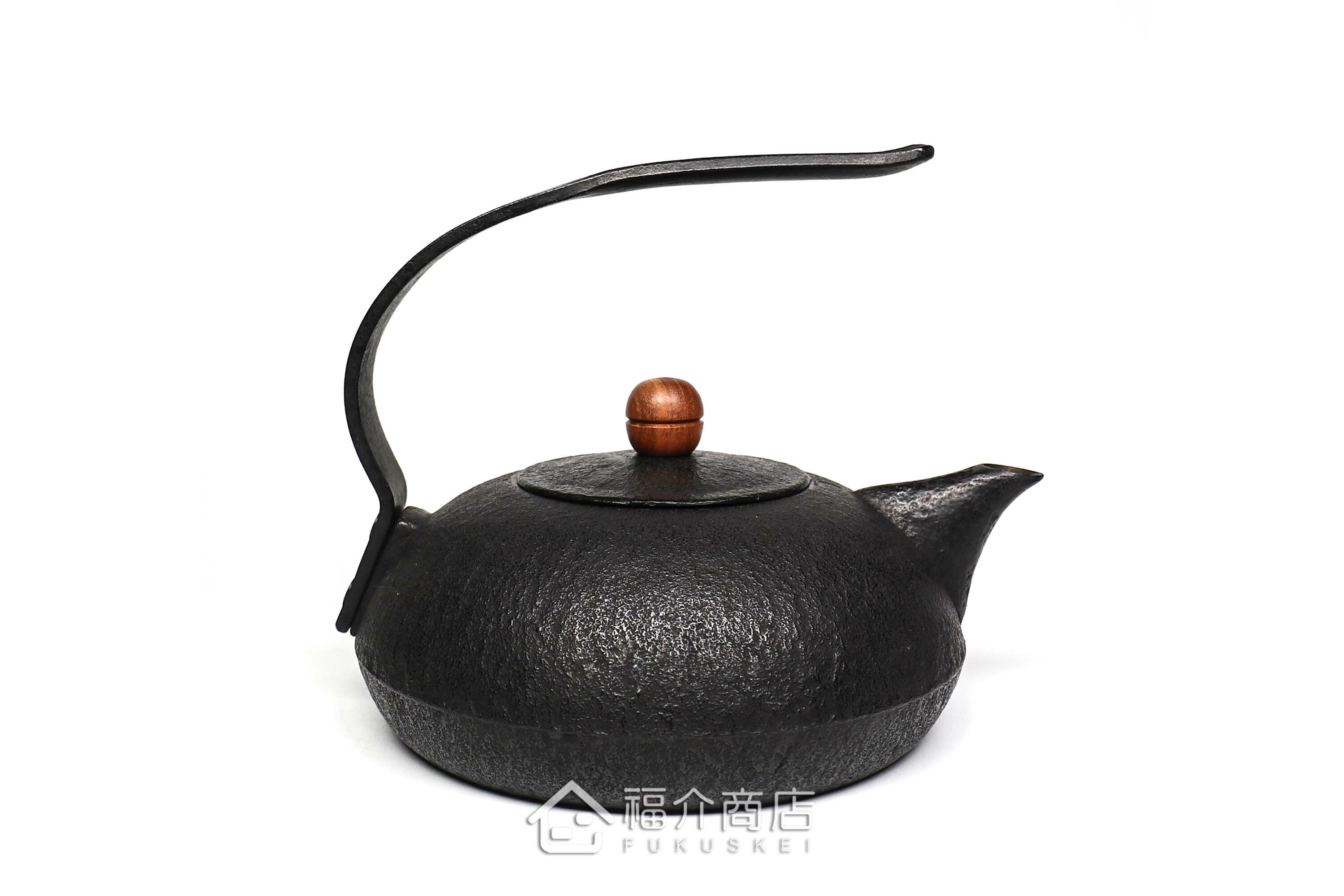 薰山工房所製作的日本鐵壺,ㄑ型的提把，木頭製壺摘