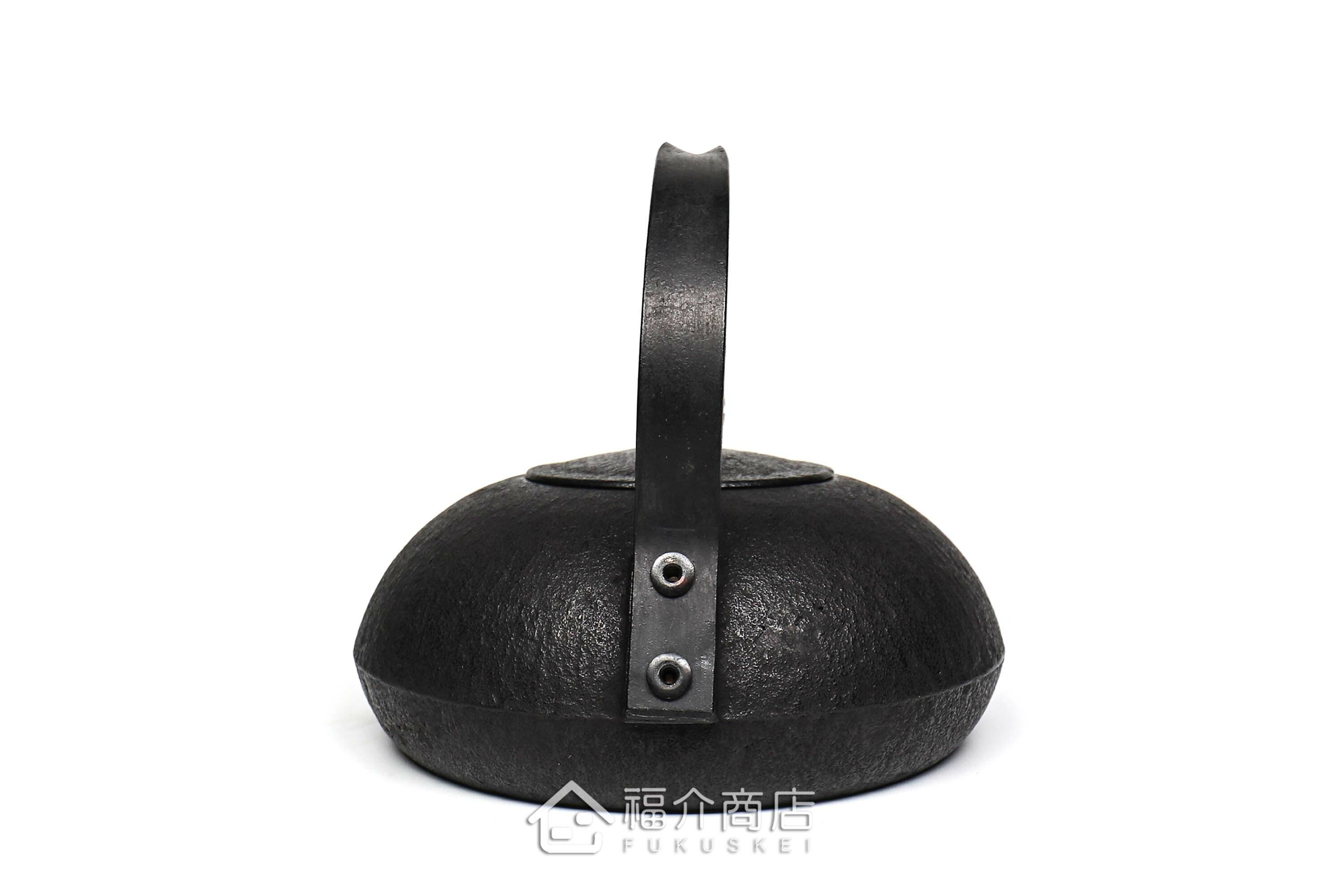 薰山工房所製作的日本鐵壺,ㄑ型的提把，木頭製壺摘