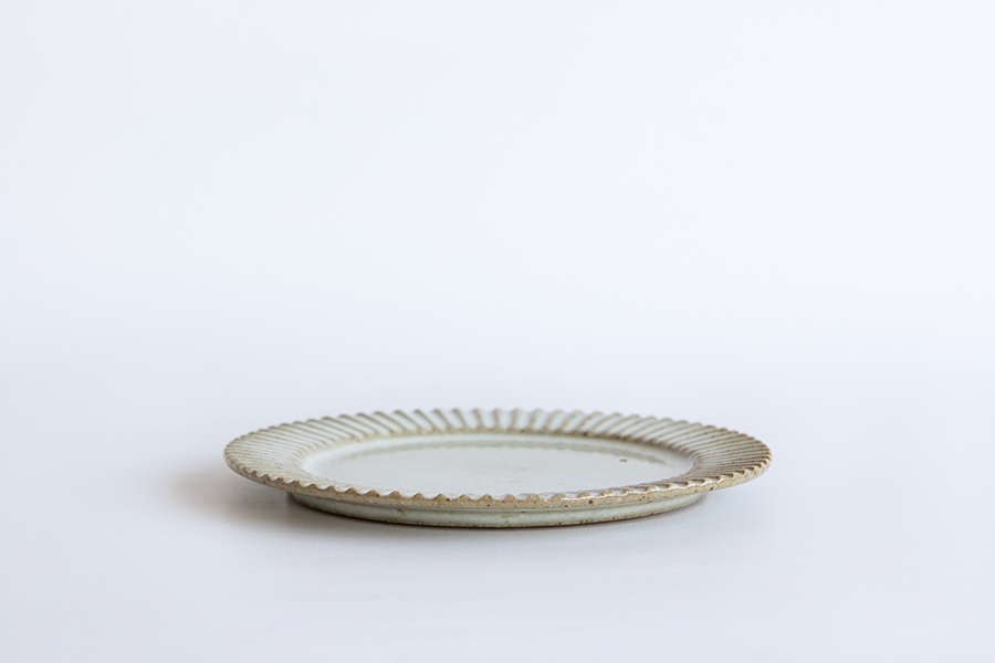 宋艸窯- 鎬平皿(小) 藁白