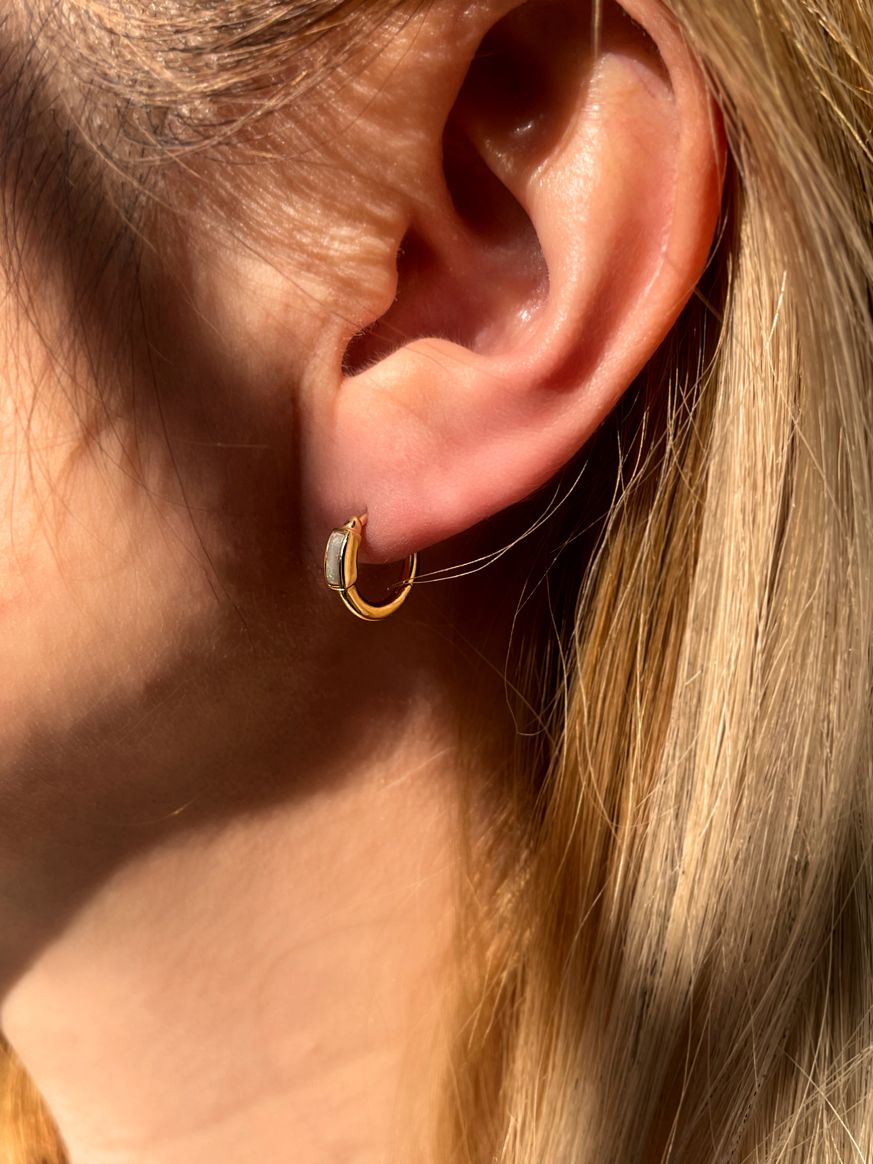 Inlay Opal Huggie (pc)